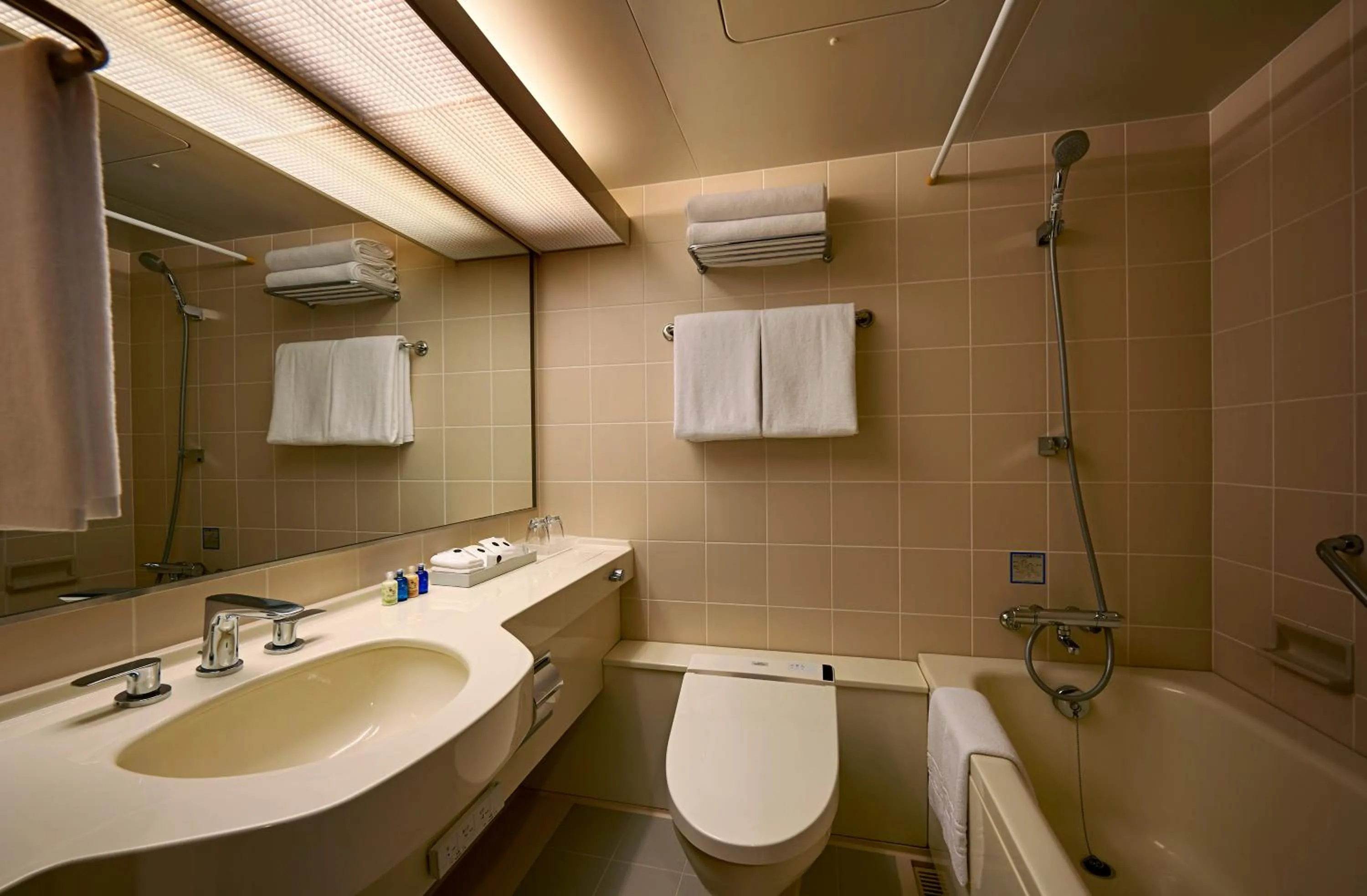 Shower in ANA Crowne Plaza Resort Okinawa Uruma Hills By IHG