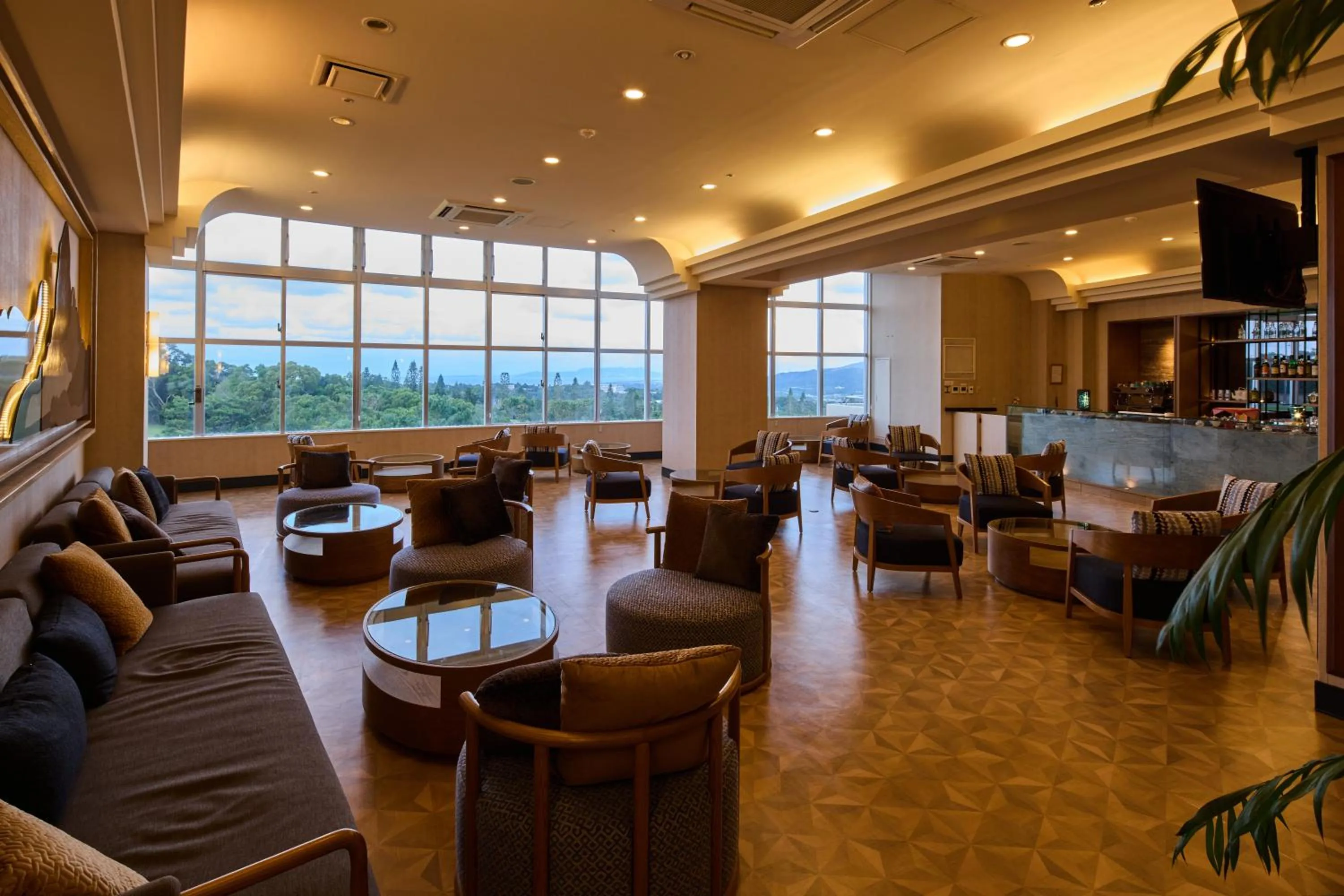 Lounge or bar in ANA Crowne Plaza Resort Okinawa Uruma Hills By IHG