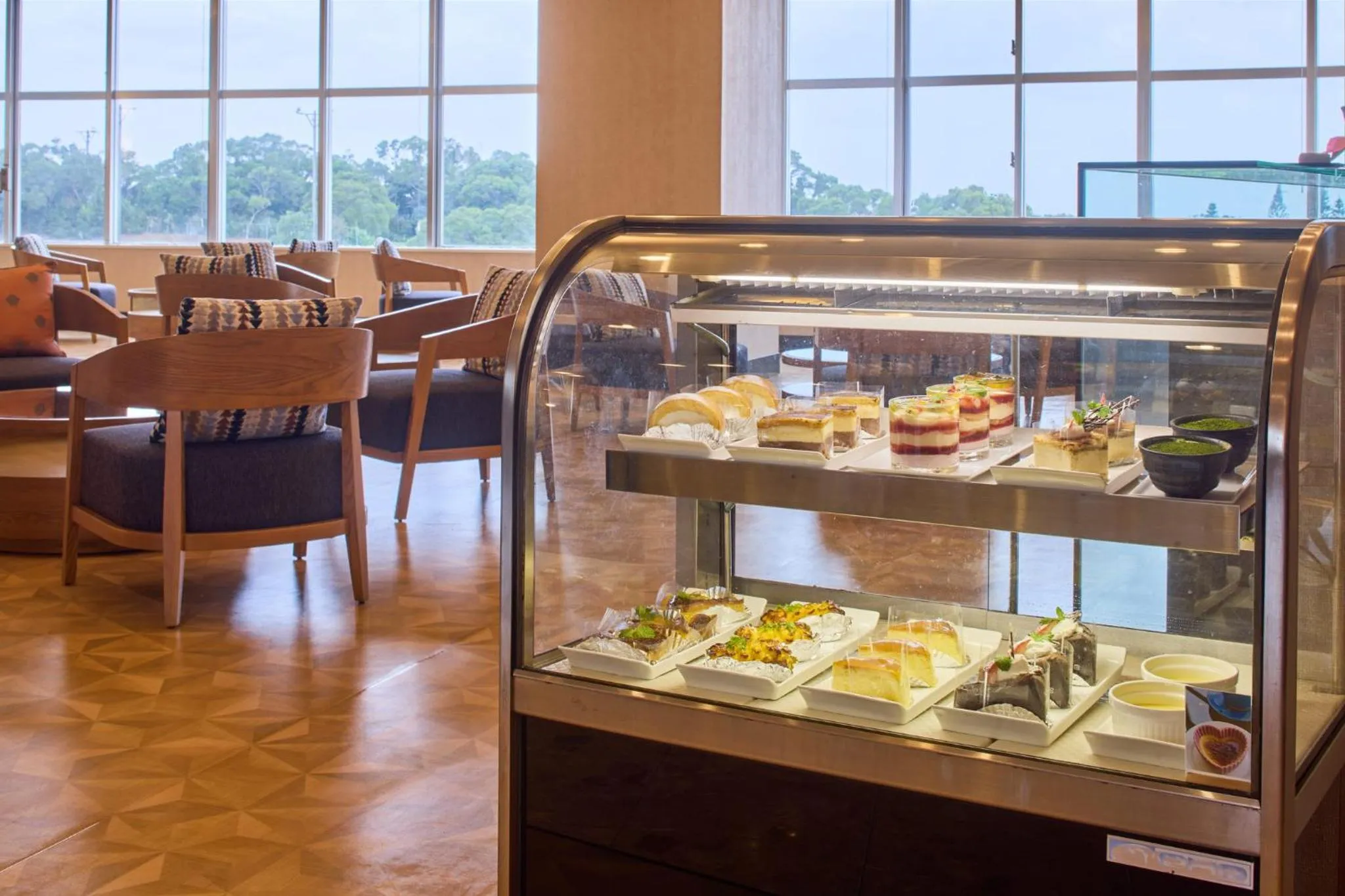 Lounge or bar in ANA Crowne Plaza Resort Okinawa Uruma Hills By IHG