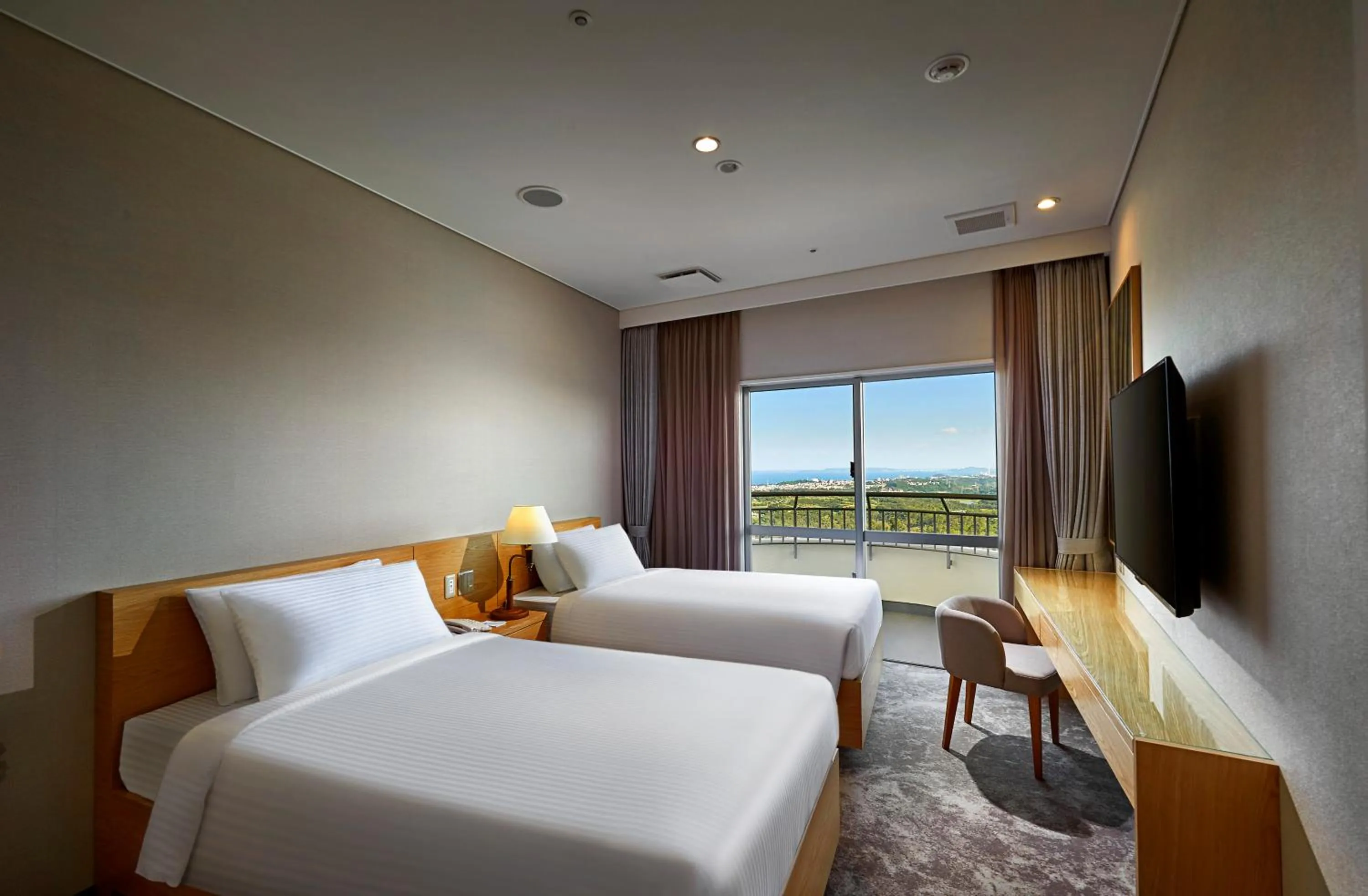 Bed in ANA Crowne Plaza Resort Okinawa Uruma Hills By IHG
