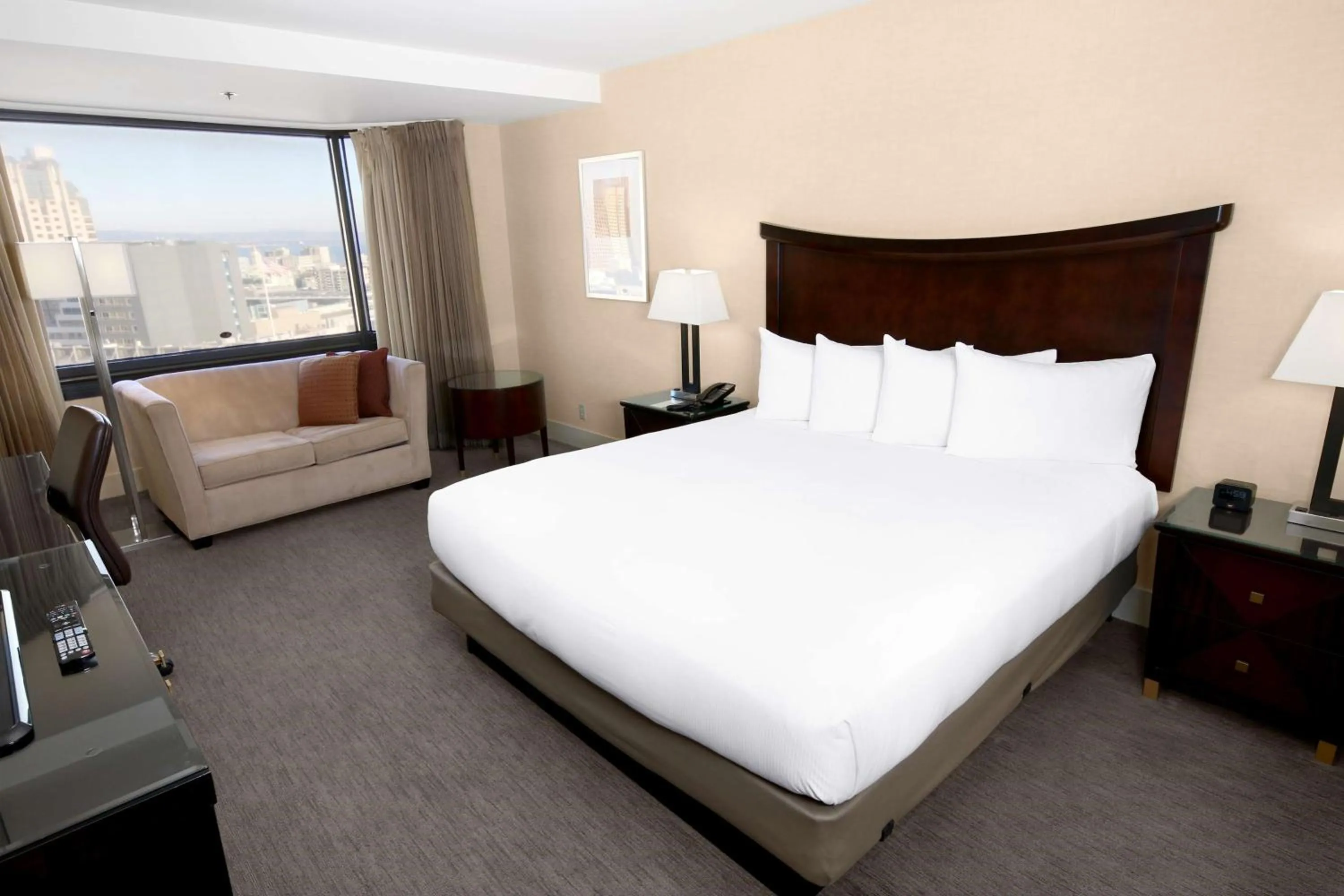 Living room, Bed in Hilton Parc 55 San Francisco Union Square