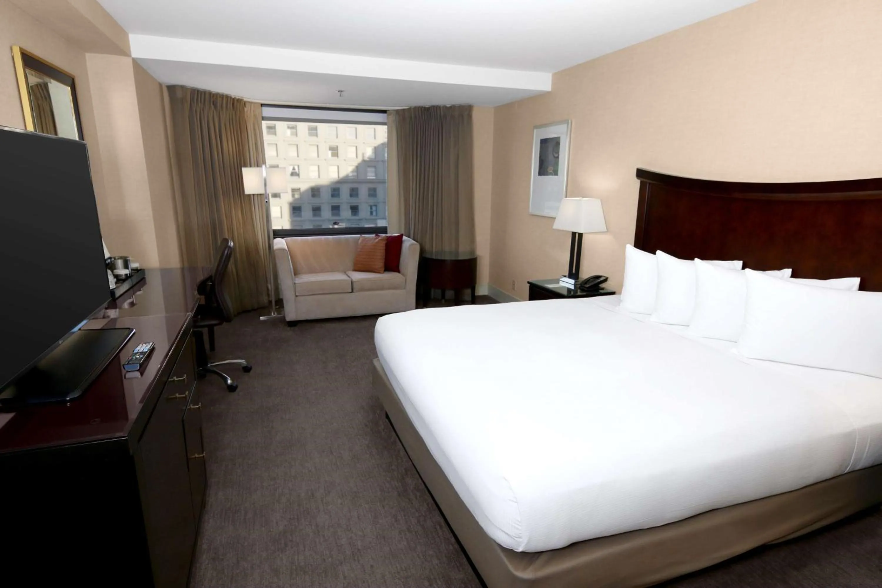 Living room, Bed in Hilton Parc 55 San Francisco Union Square