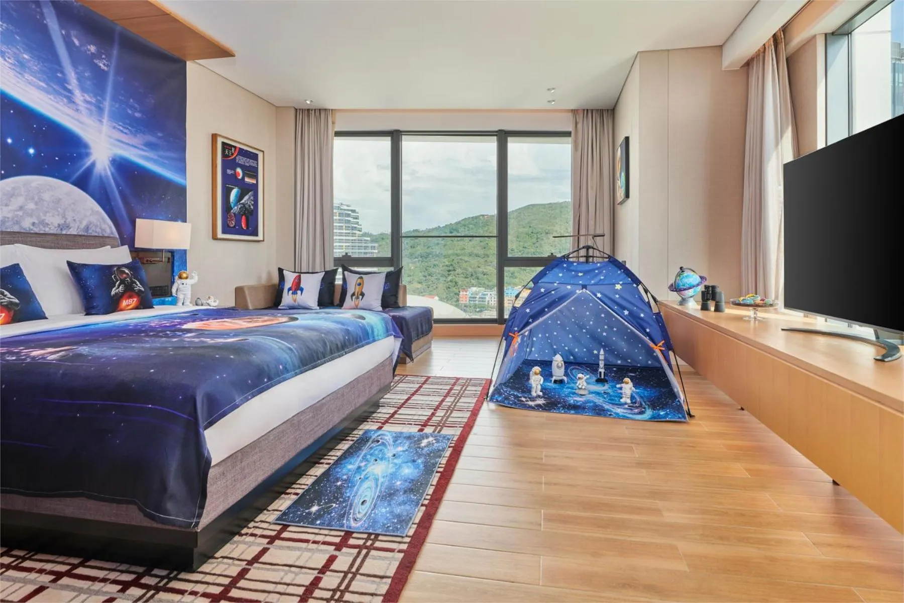 Photo of the whole room, Bed in Hyatt Regency Hengqin