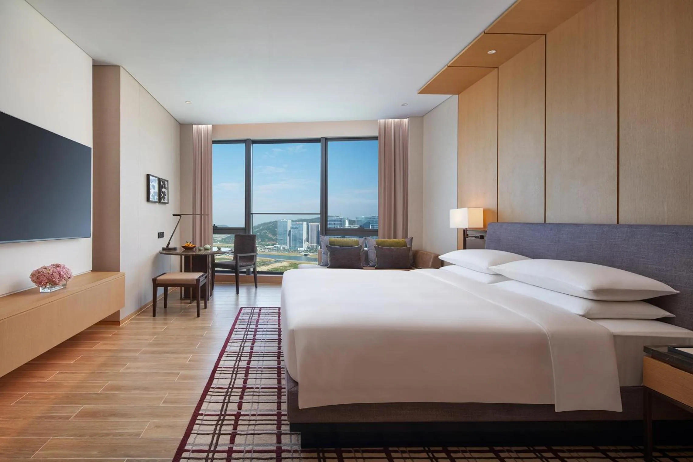 Photo of the whole room, Bed in Hyatt Regency Hengqin