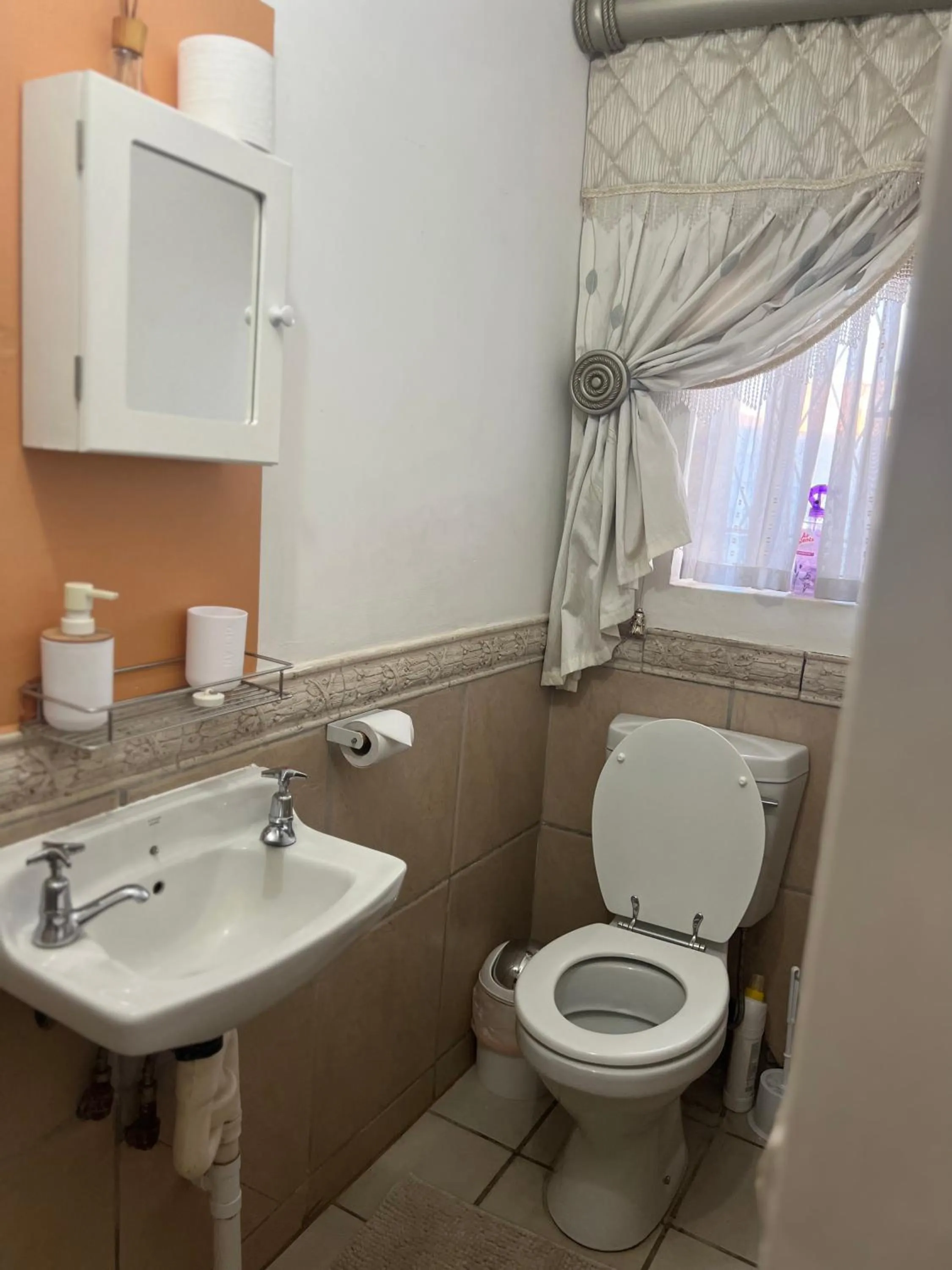 Bathroom in Silken Trap Guest House NO LOADSHEDDING