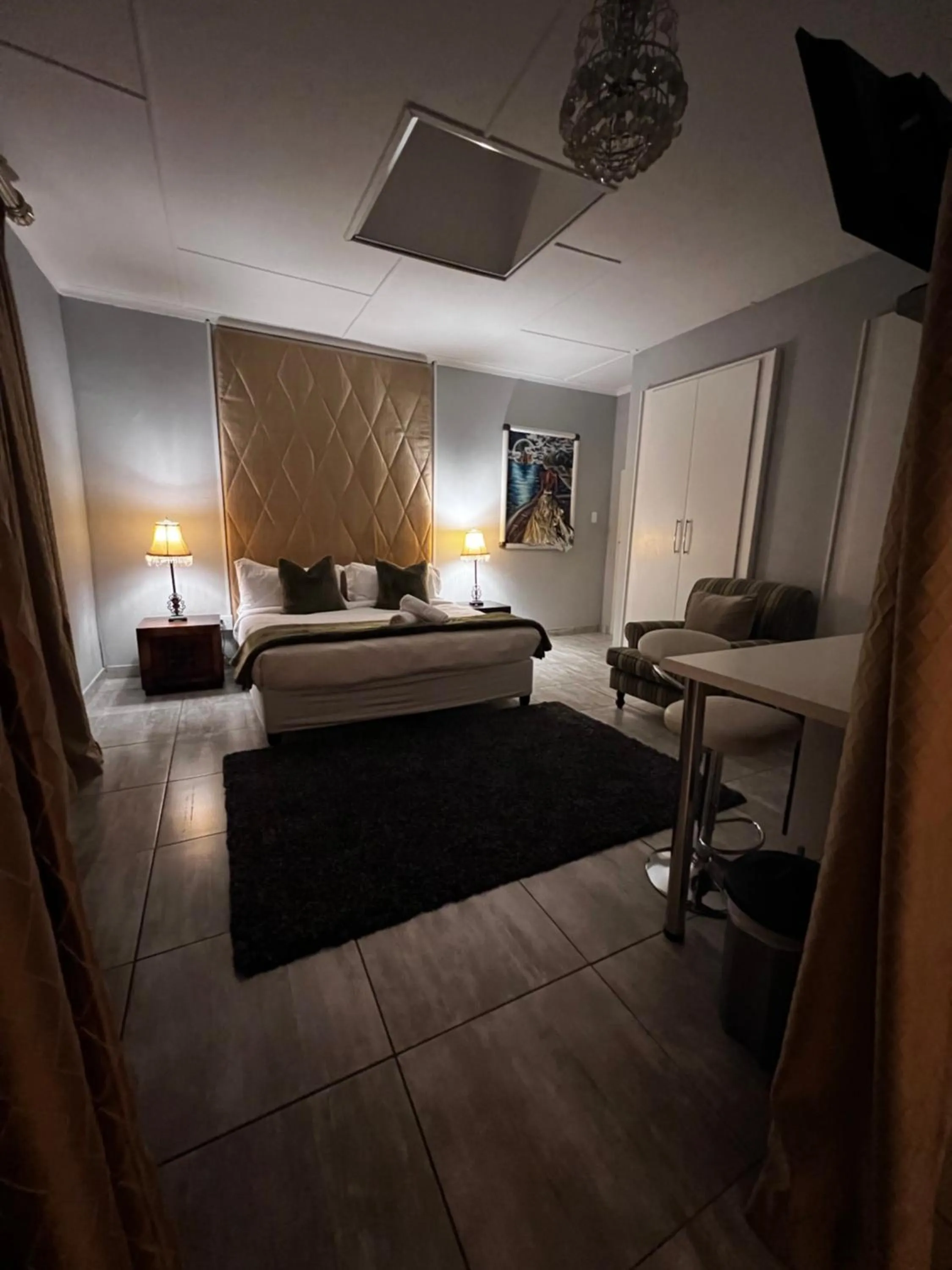 Photo of the whole room, Bed in Silken Trap Guest House NO LOADSHEDDING