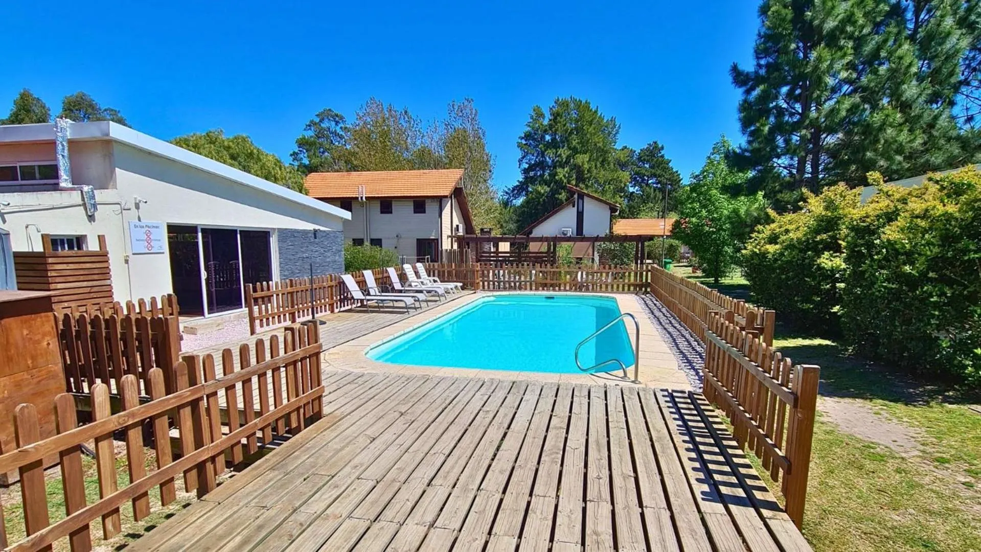 Swimming pool in Complejo Cabañas Piriápolis