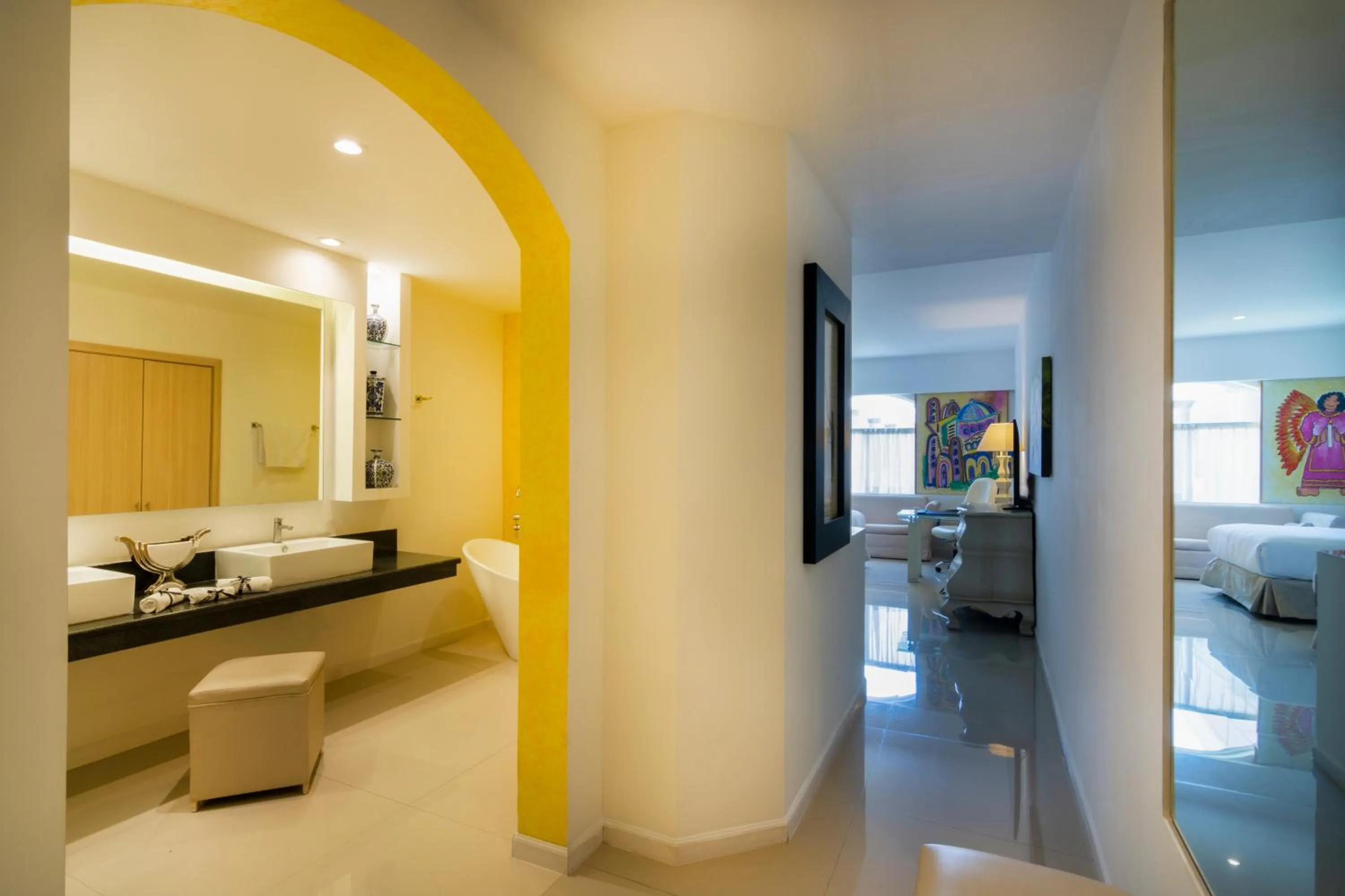 Bathroom, Bed in Hilton MM Grand Hotel Puebla, Tapestry Collection