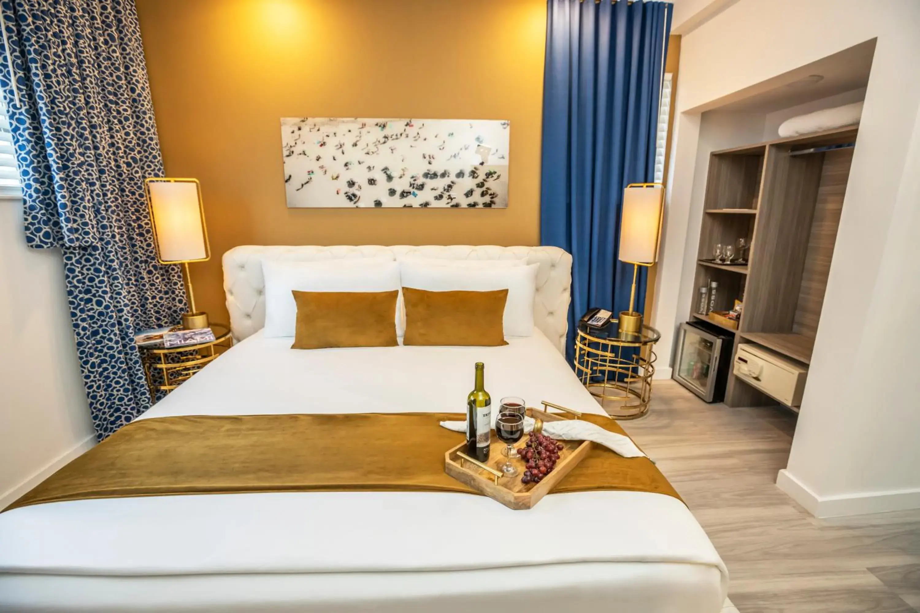 King Bedroom in Catalina Hotel & Beach Club King Bedroom in Catalina Hotel & Beach Club