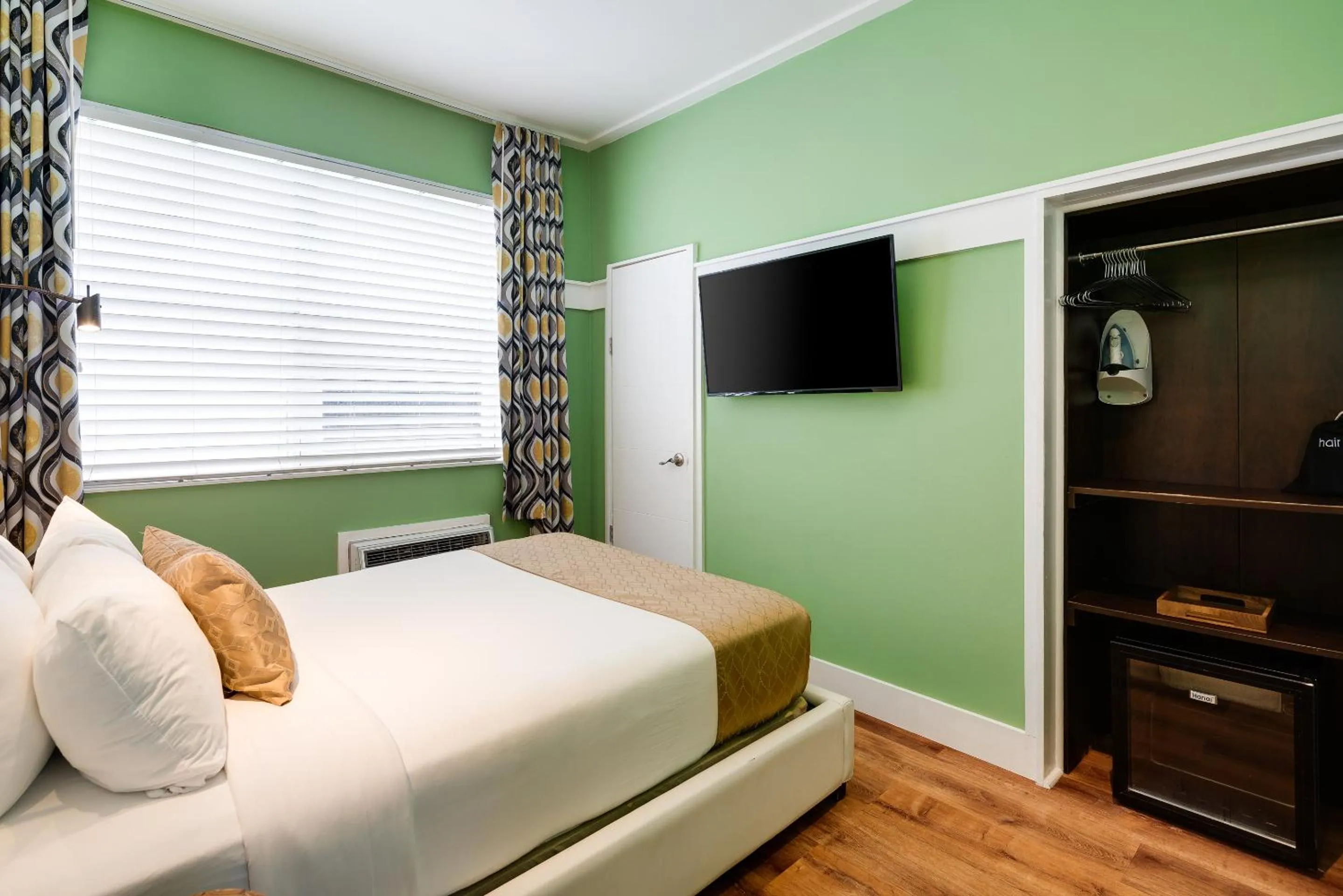 Bed in Catalina Hotel & Beach Club