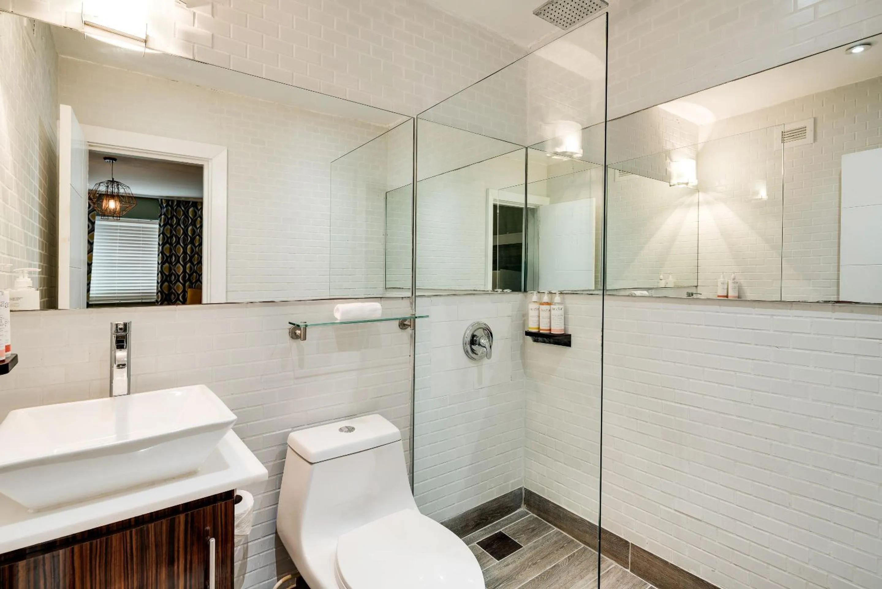 Shower in Catalina Hotel & Beach Club