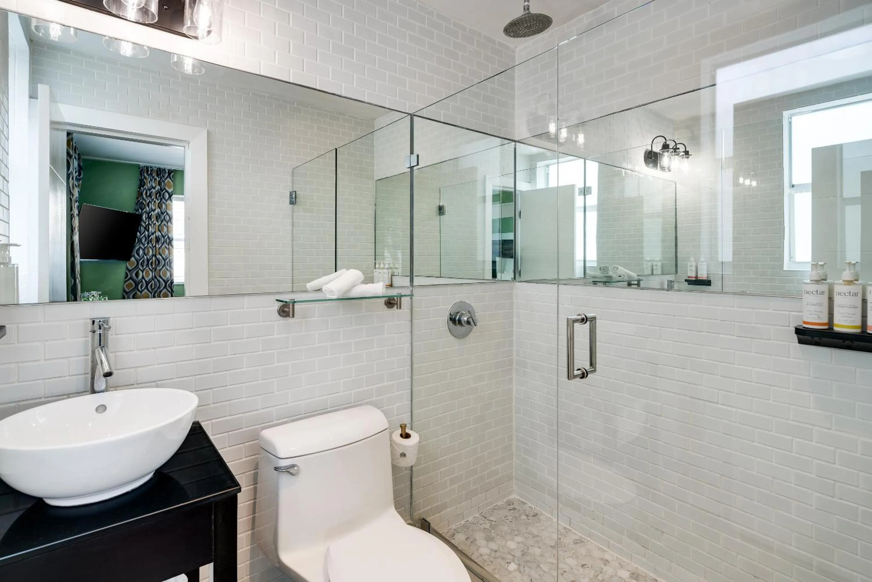 Shower in Catalina Hotel & Beach Club