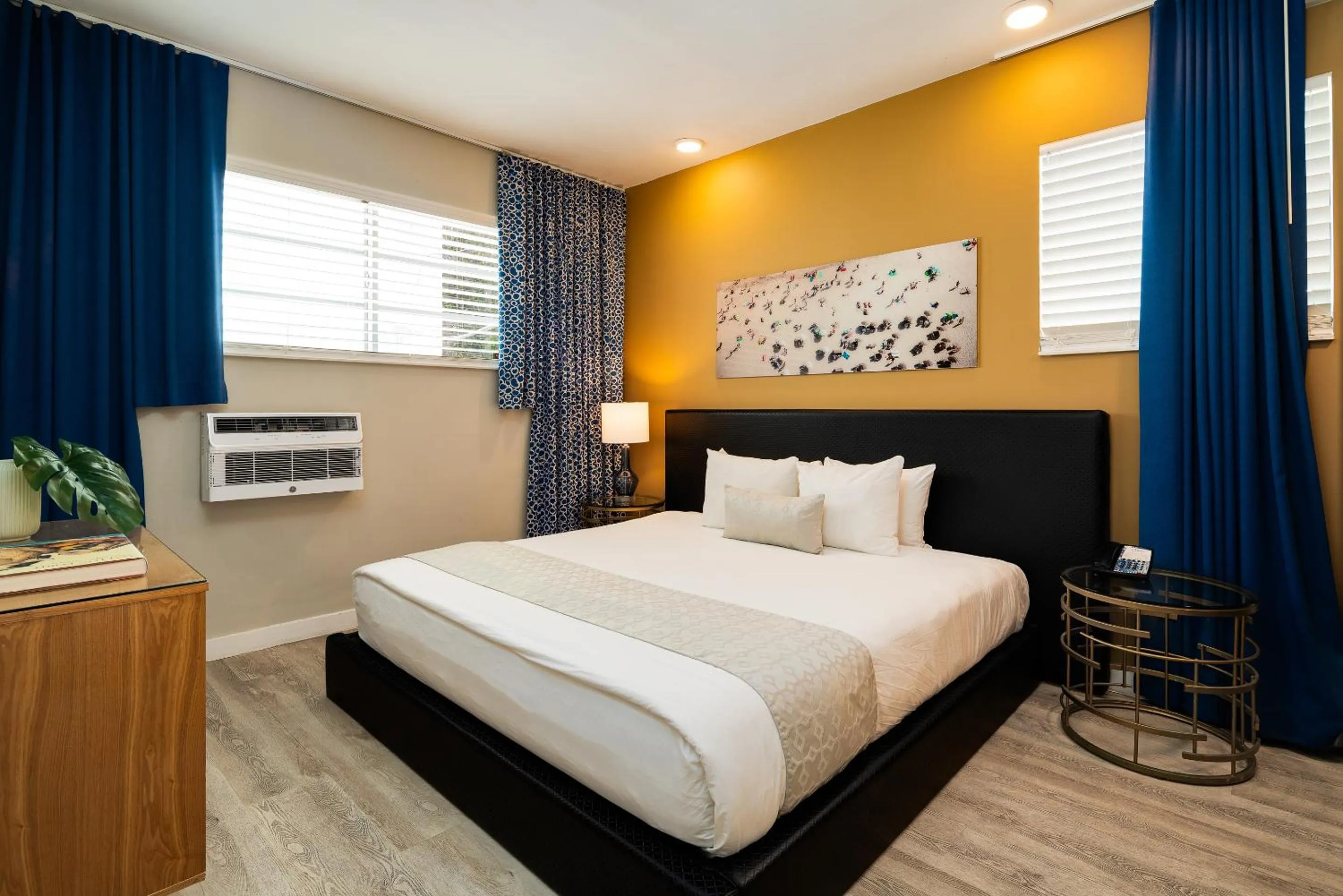 Bed in Catalina Hotel & Beach Club