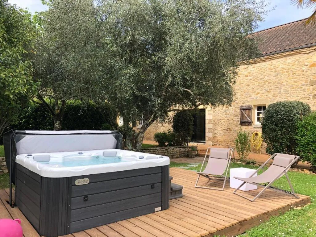 Hot Tub in Le domaine Aubazen