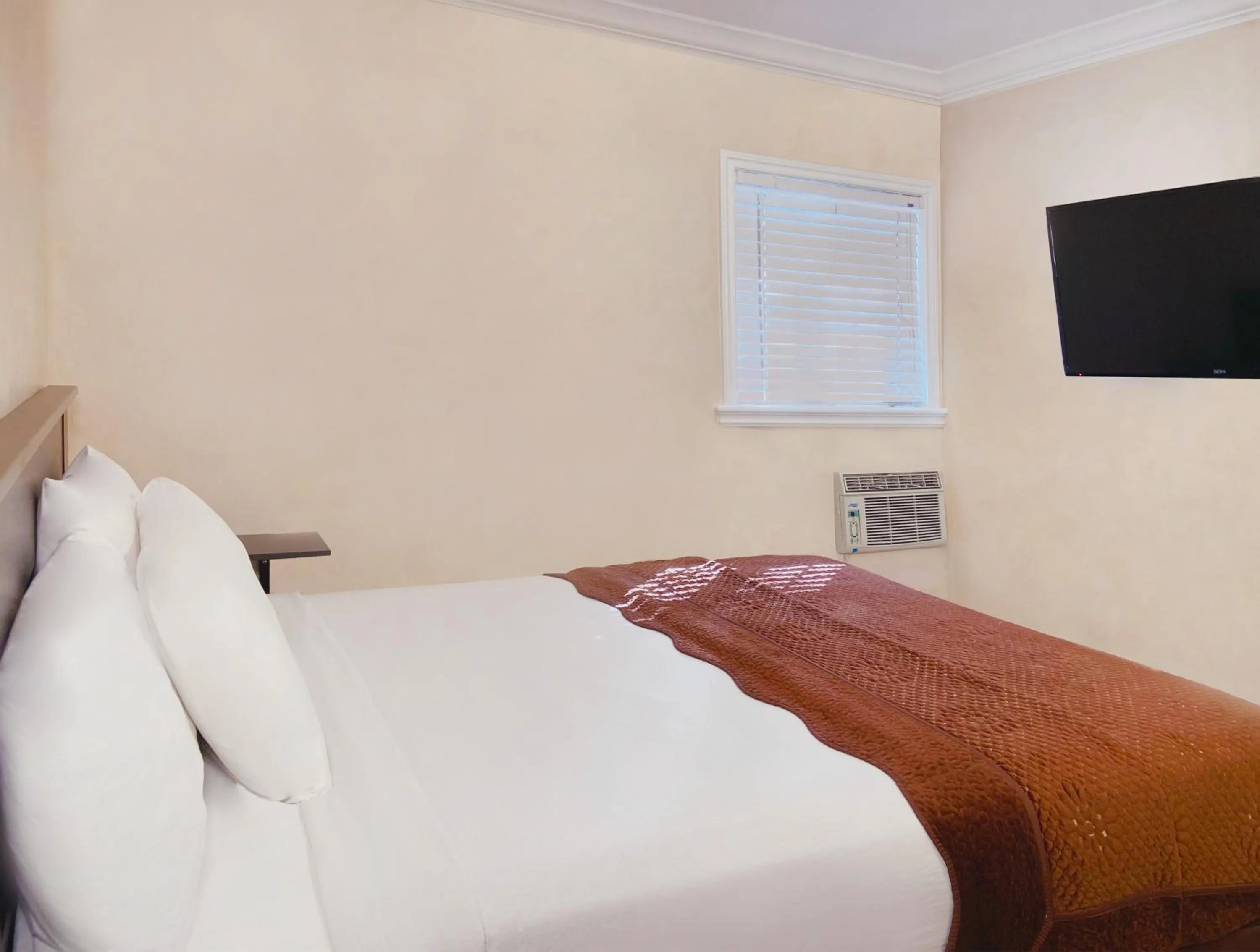 Bed in Nite Inn at Universal City - Walking Distance to Universal Studios Hollywood