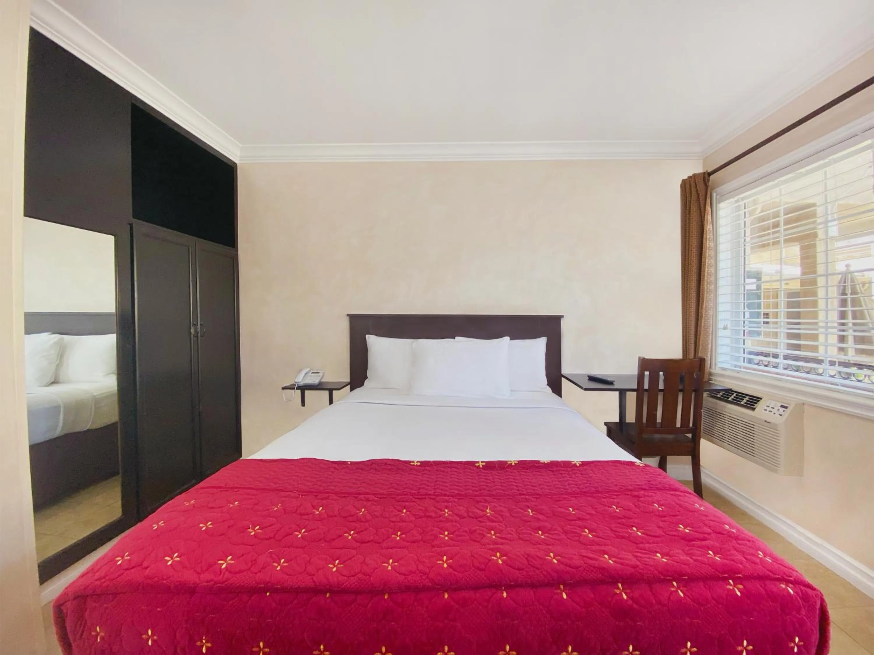 Bed in Nite Inn at Universal City - Walking Distance to Universal Studios Hollywood