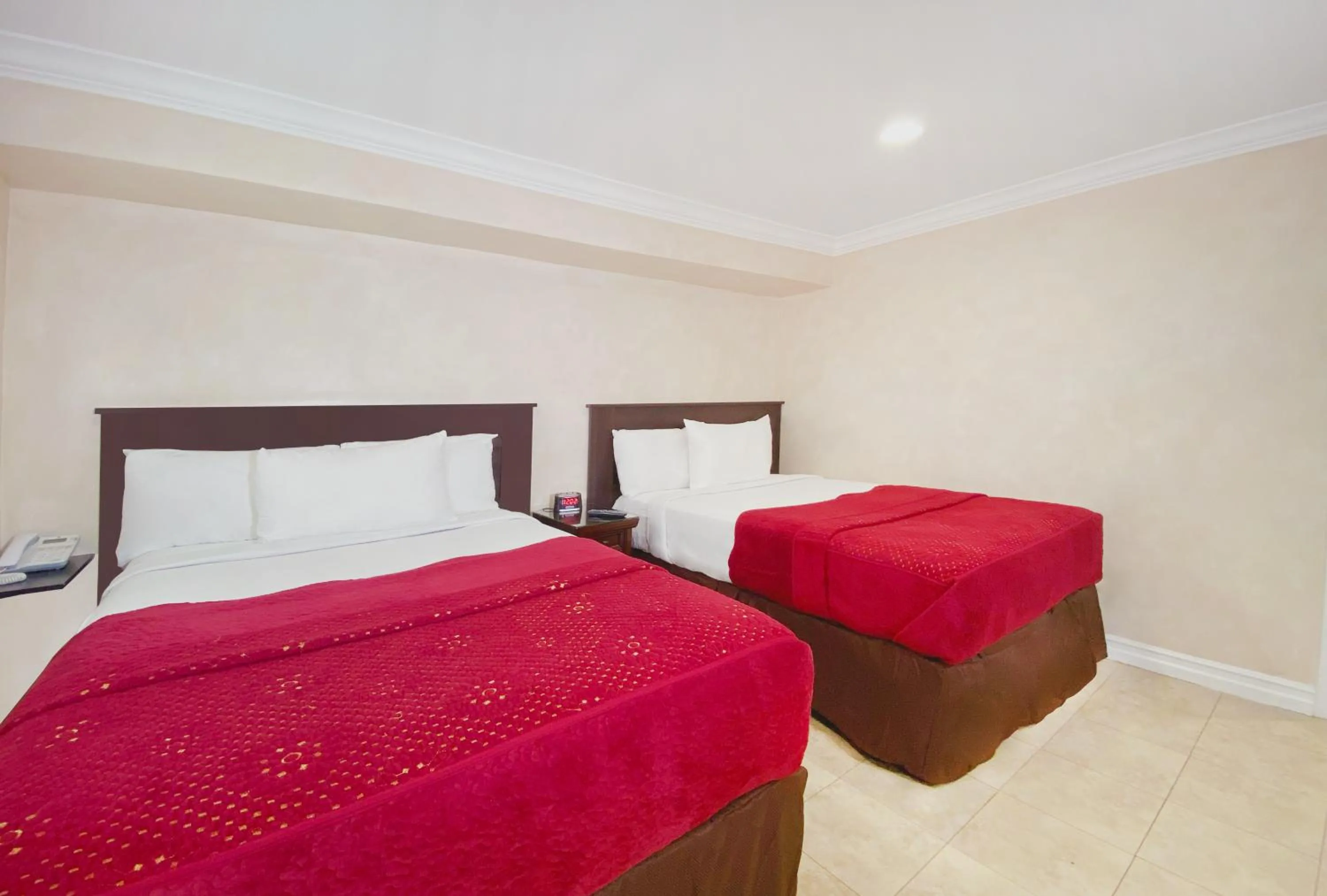 Bed in Nite Inn at Universal City - Walking Distance to Universal Studios Hollywood