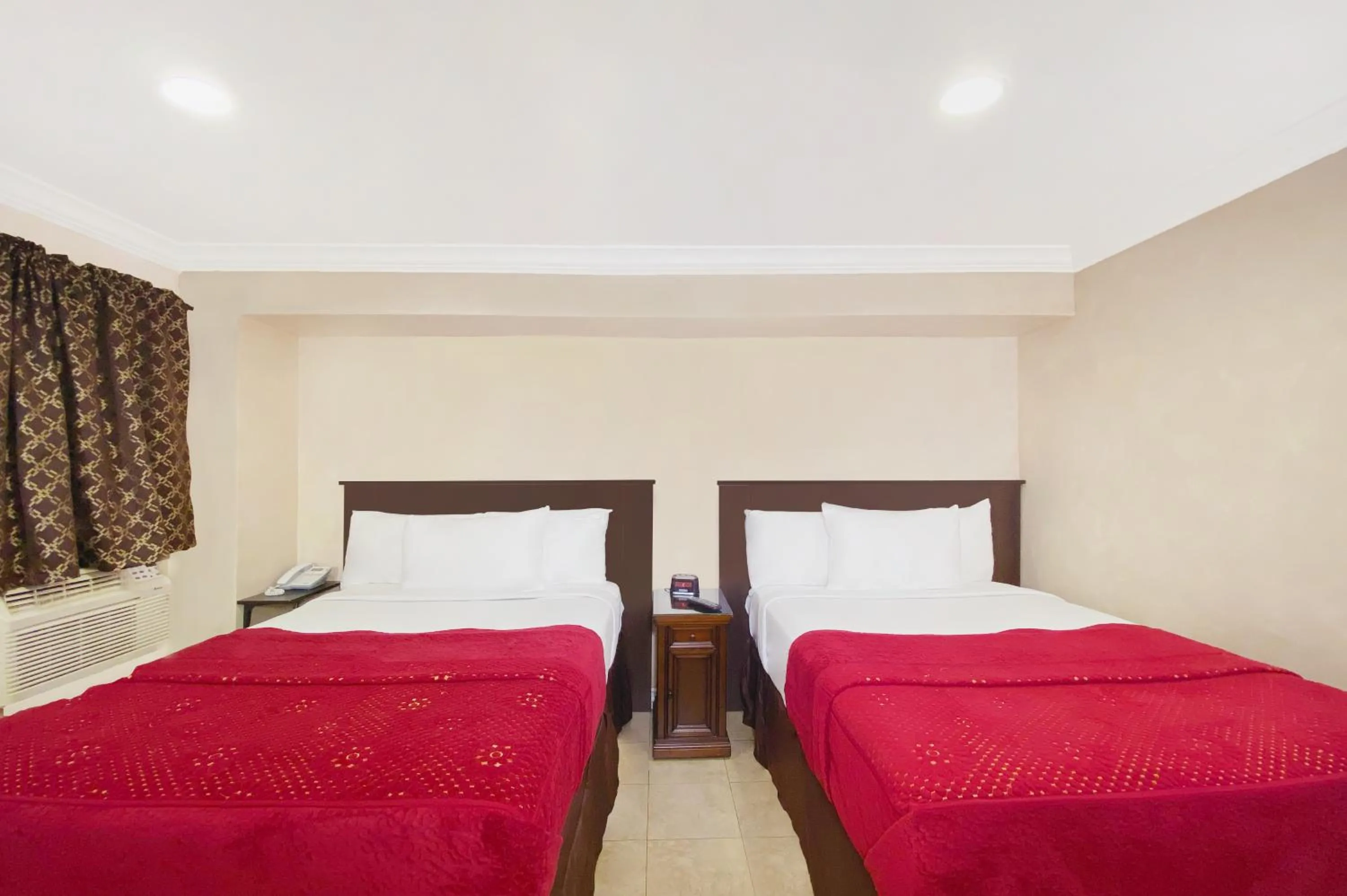 Bed in Nite Inn at Universal City - Walking Distance to Universal Studios Hollywood