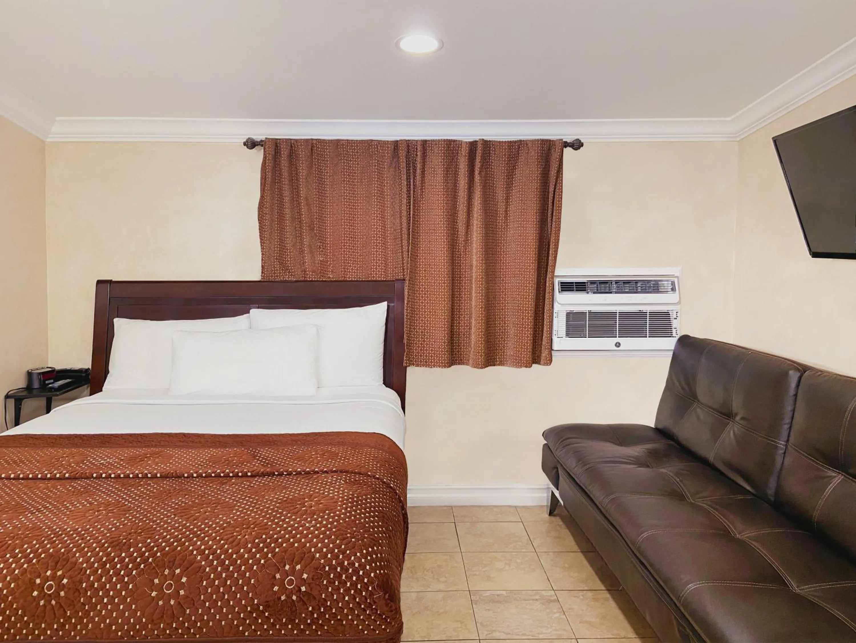 Bed in Nite Inn at Universal City - Walking Distance to Universal Studios Hollywood