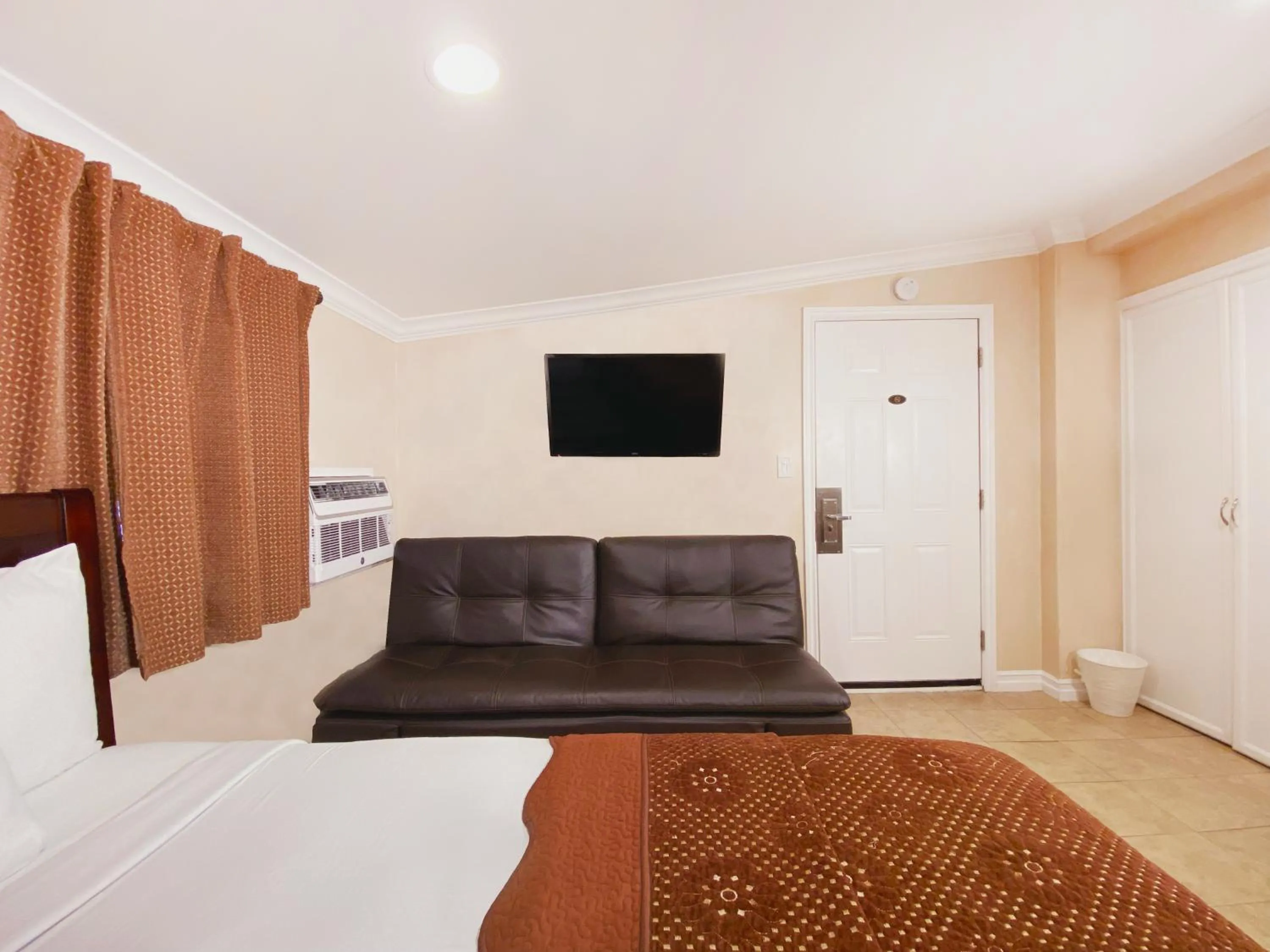 Bed in Nite Inn at Universal City - Walking Distance to Universal Studios Hollywood