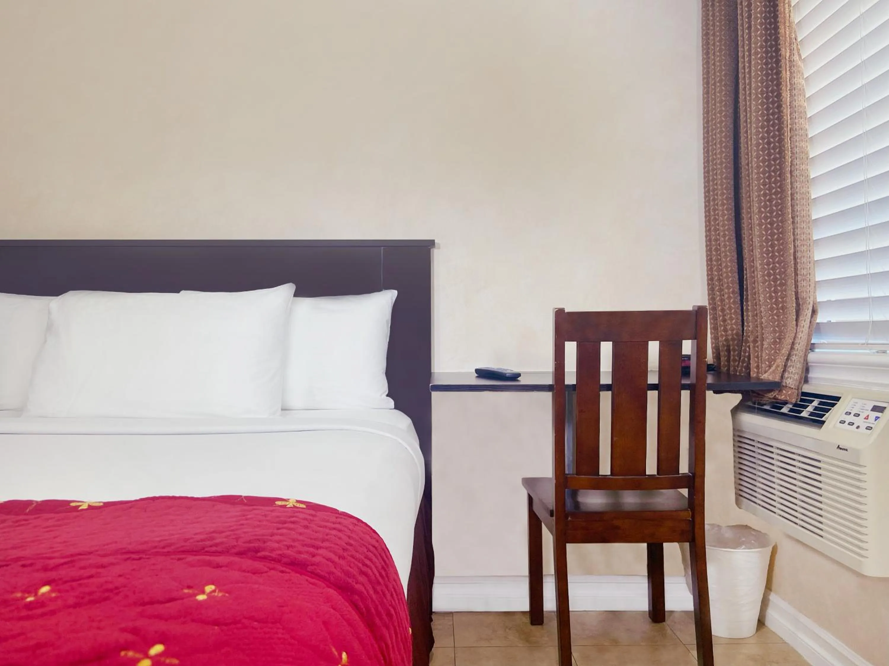 Bed in Nite Inn at Universal City - Walking Distance to Universal Studios Hollywood