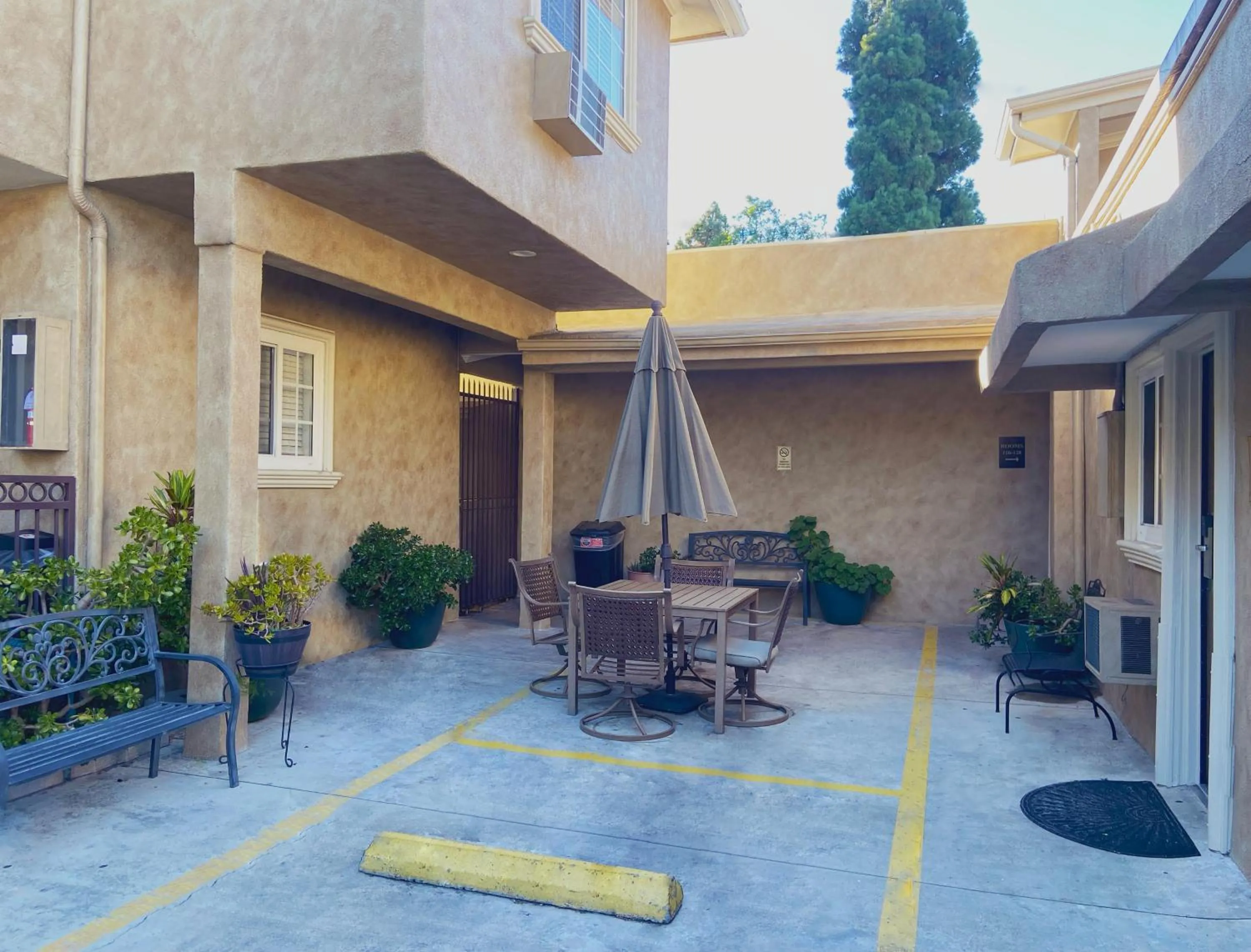 Property building in Nite Inn at Universal City - Walking Distance to Universal Studios Hollywood