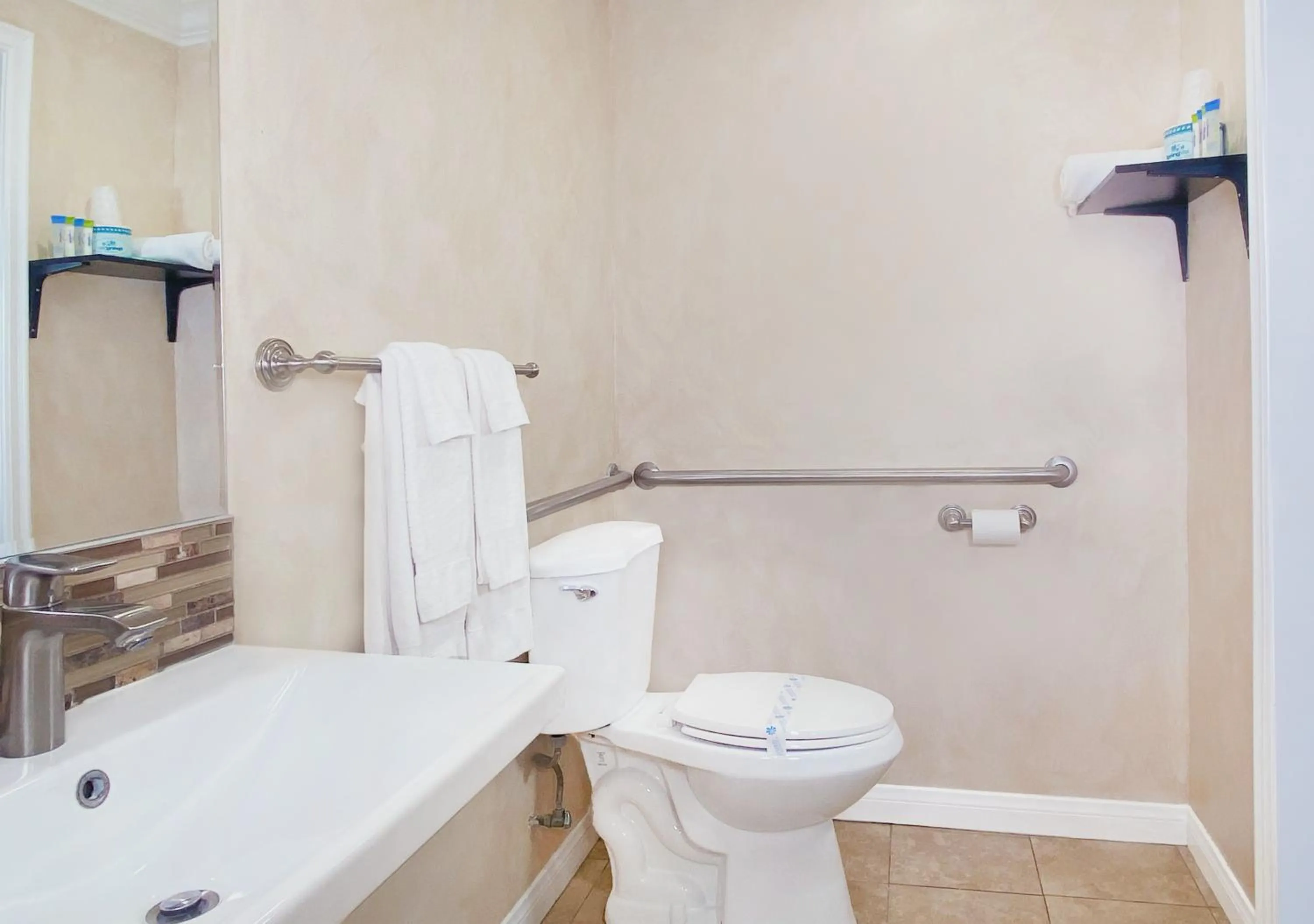 Shower in Nite Inn at Universal City - Walking Distance to Universal Studios Hollywood