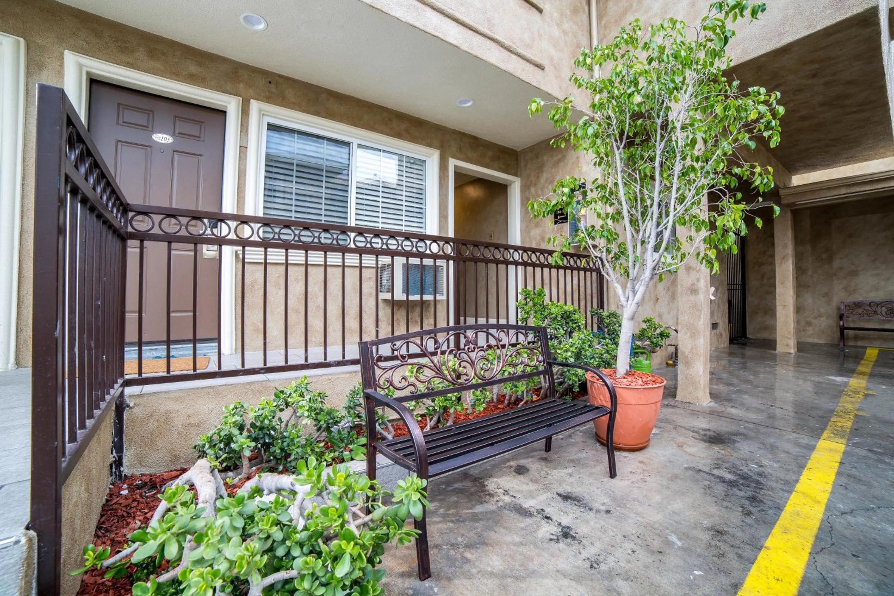 Patio in Nite Inn at Universal City - Walking Distance to Universal Studios Hollywood