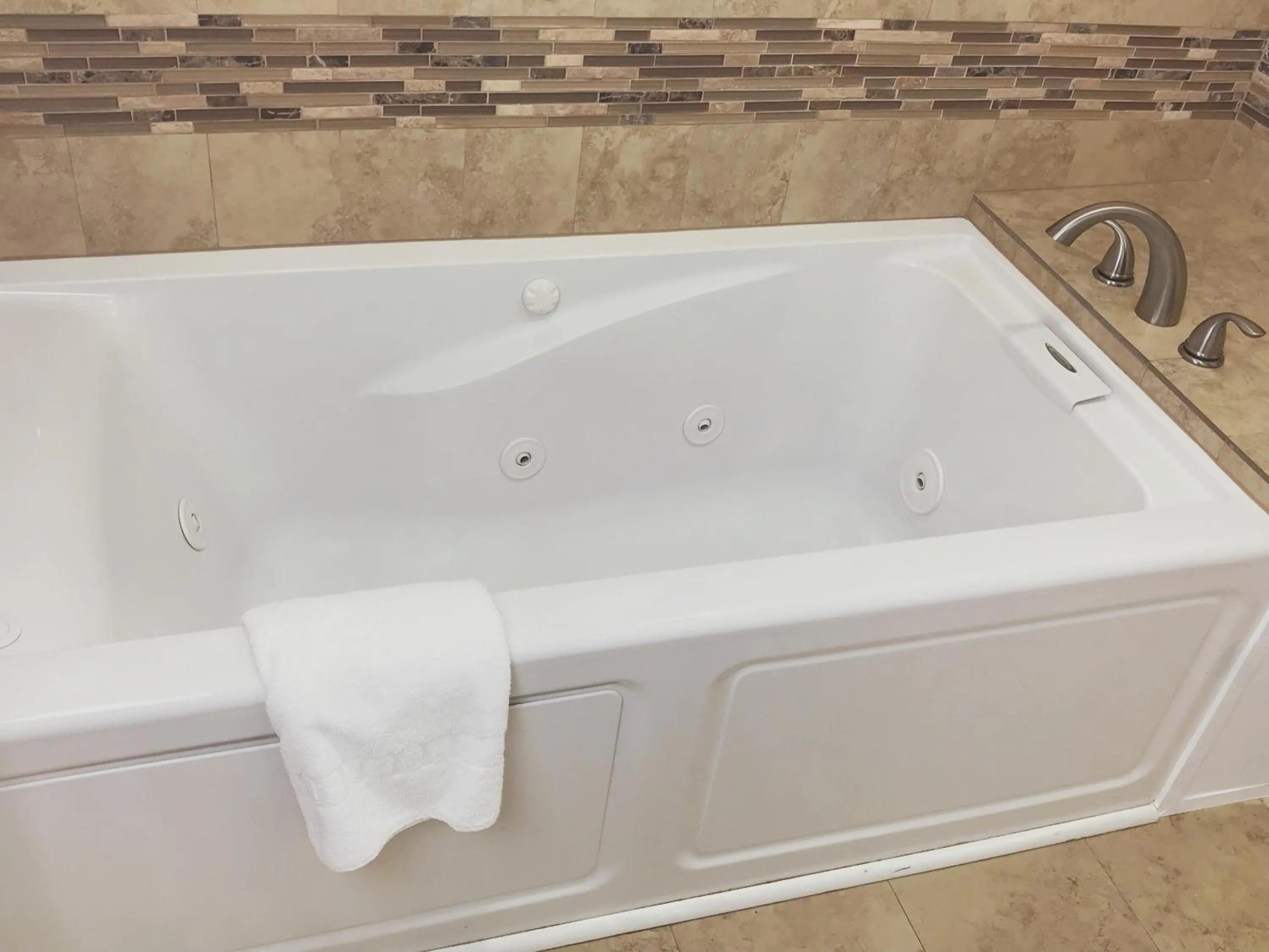 Bathroom in Nite Inn at Universal City - Walking Distance to Universal Studios Hollywood