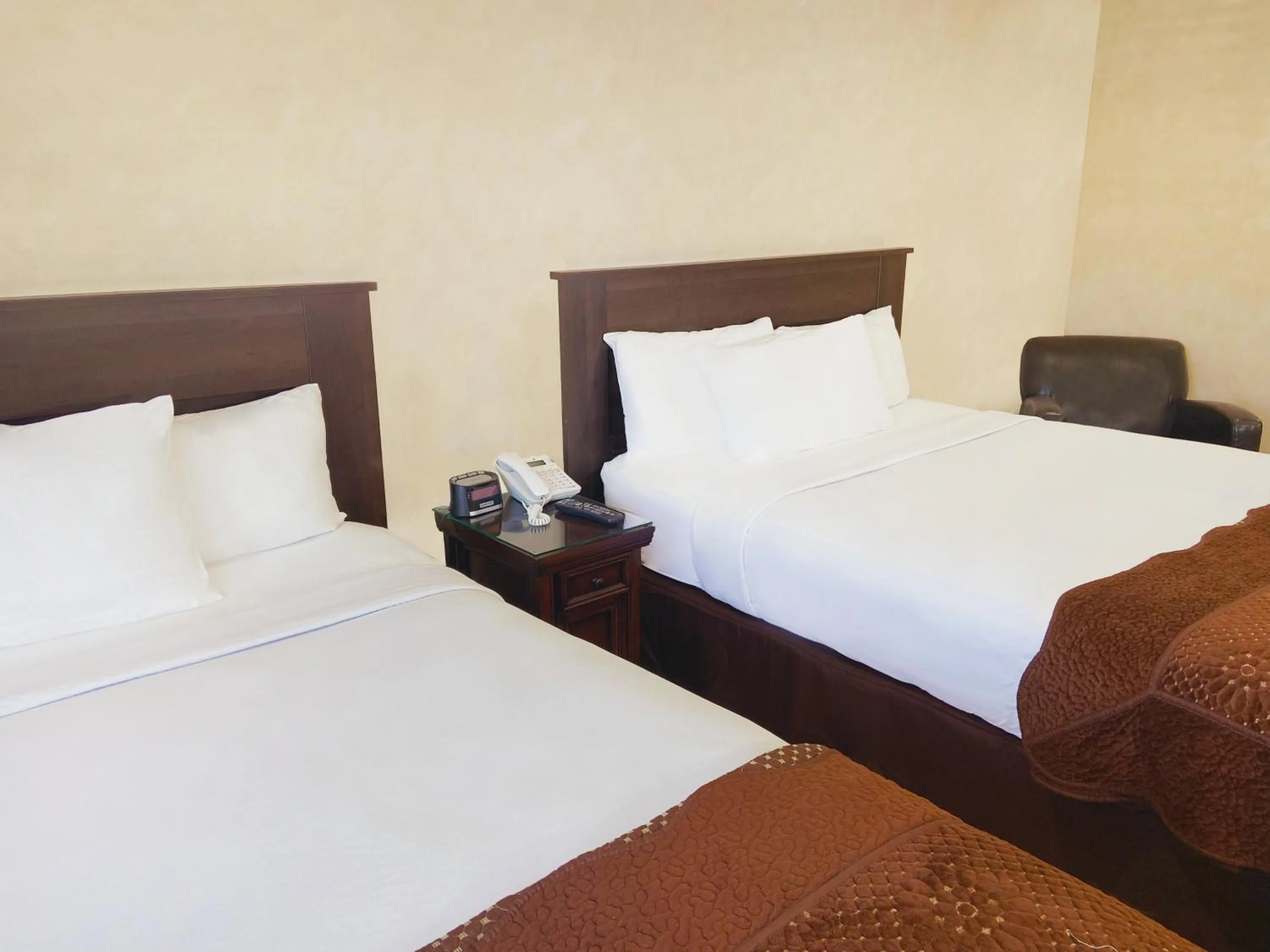 Bed in Nite Inn at Universal City - Walking Distance to Universal Studios Hollywood