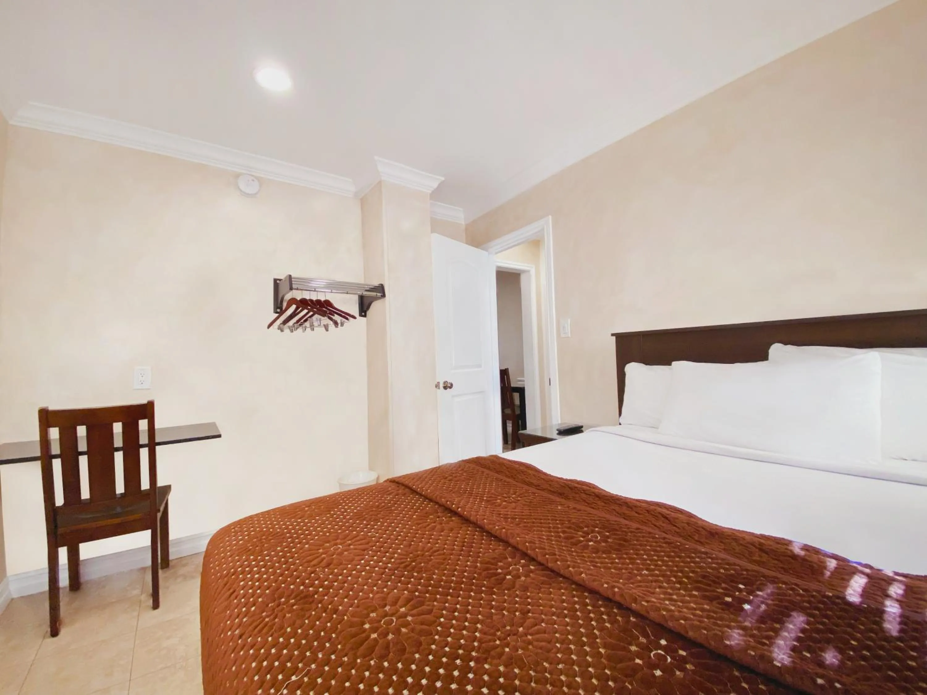 Bed in Nite Inn at Universal City - Walking Distance to Universal Studios Hollywood