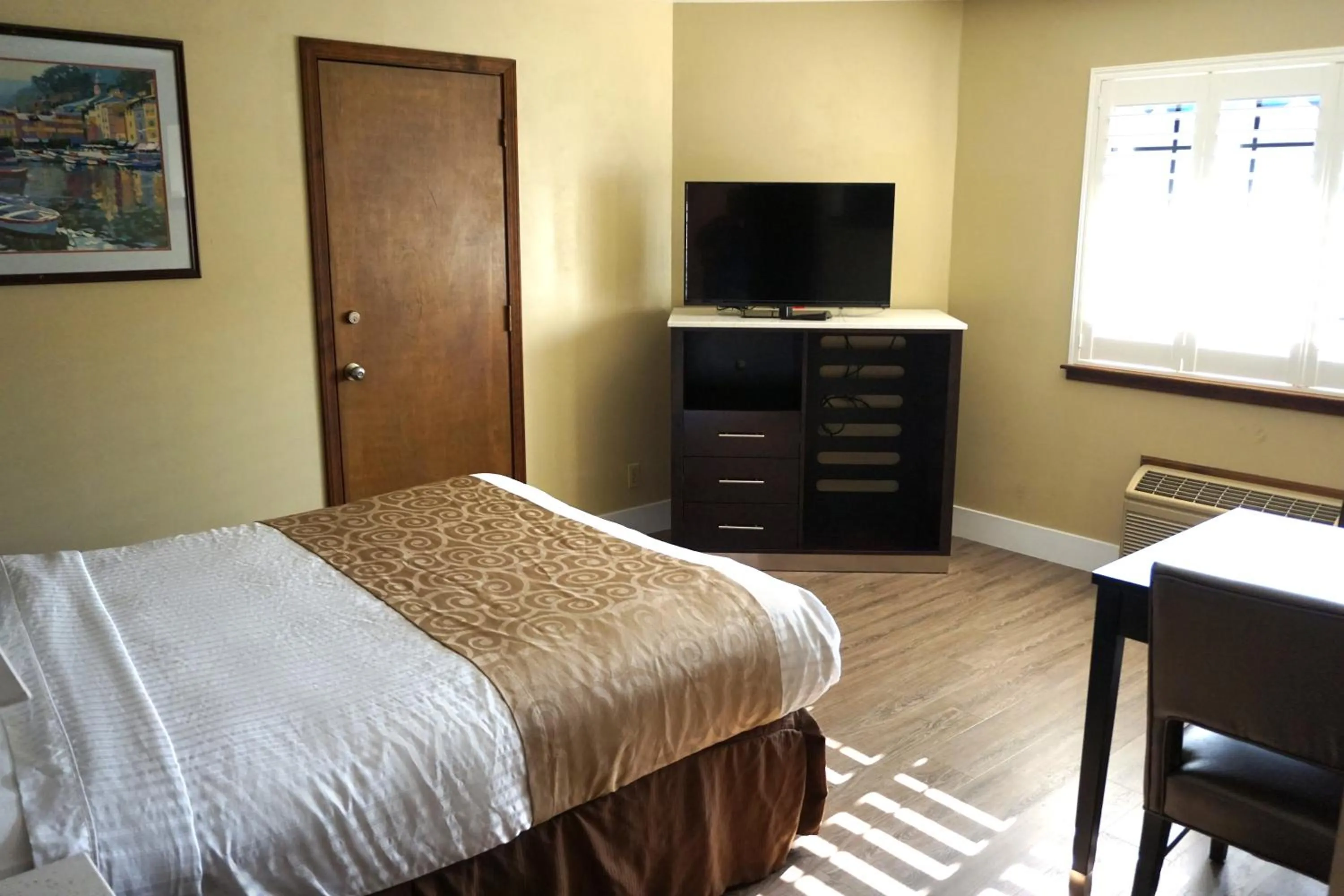 Bed in Travelodge by Wyndham Concord