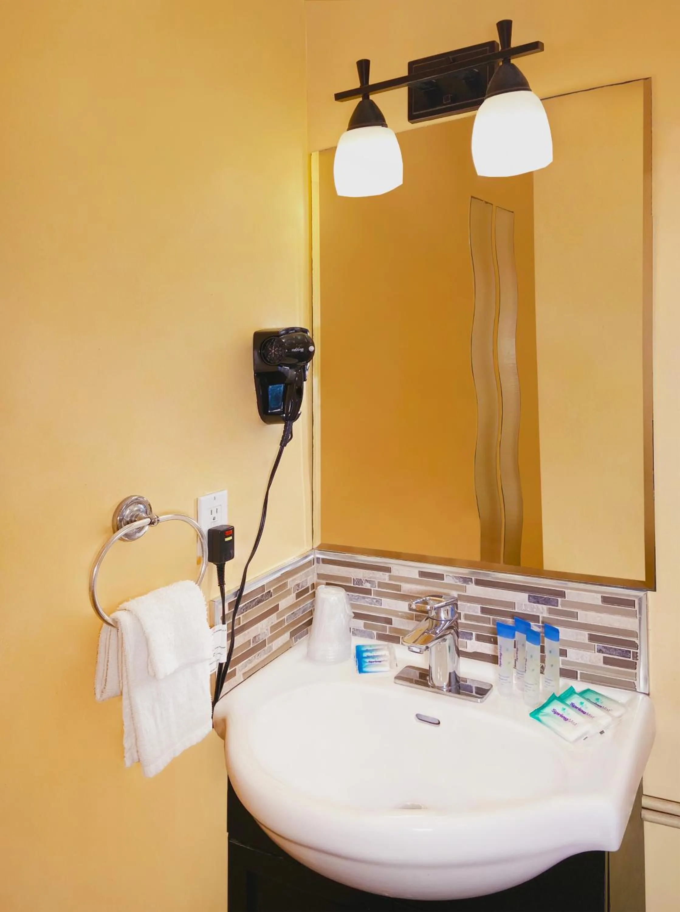 Bathroom in El Patio Inn - Near Universal Studios Hollywood