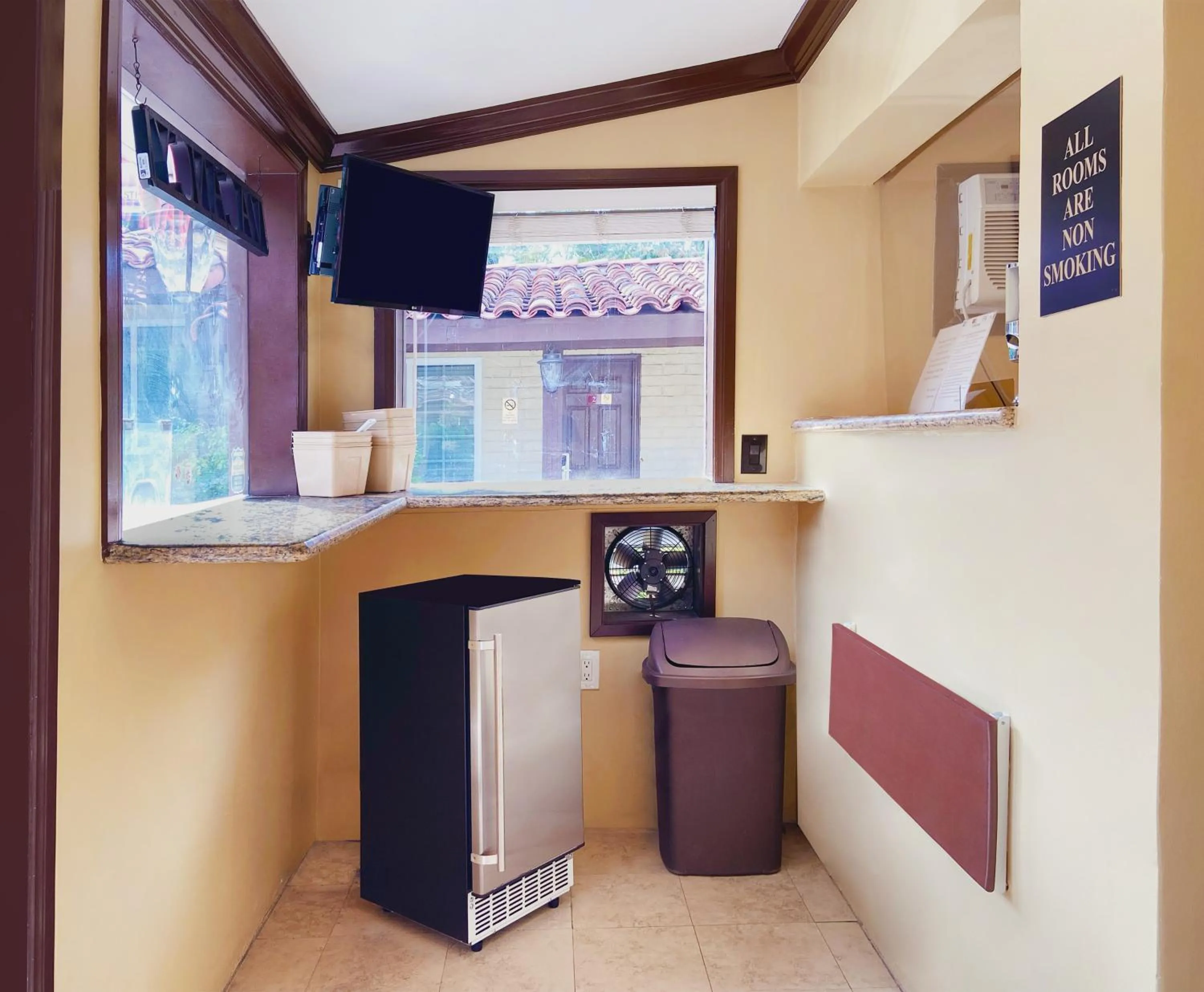 TV and multimedia in El Patio Inn - Near Universal Studios Hollywood