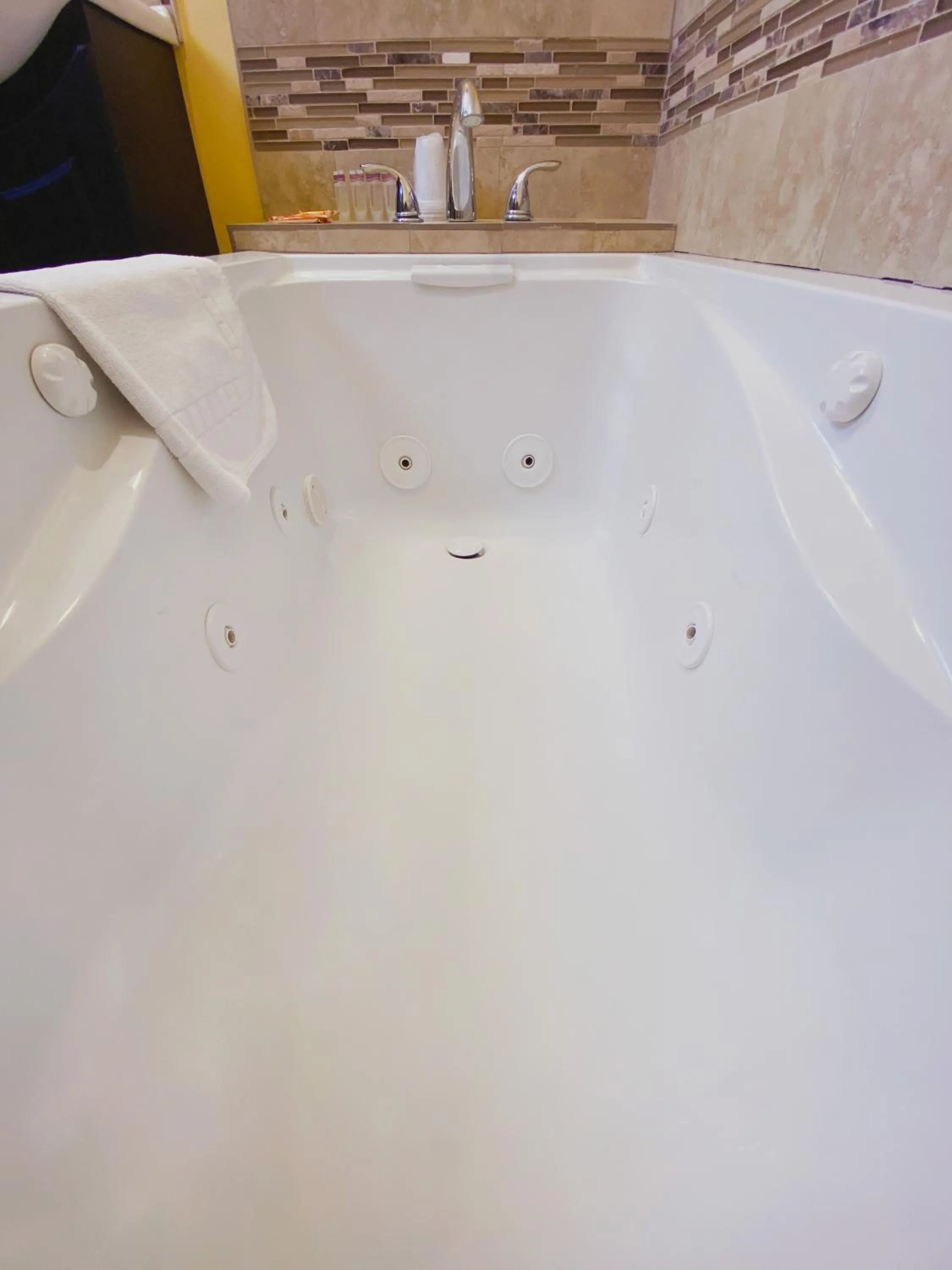 Bath in El Patio Inn - Near Universal Studios Hollywood