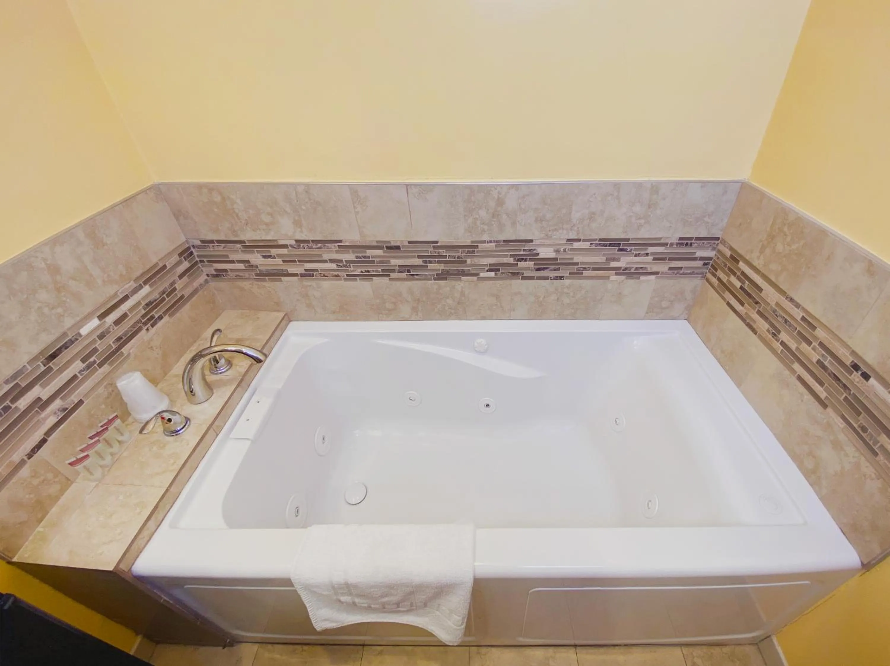 Bath in El Patio Inn - Near Universal Studios Hollywood