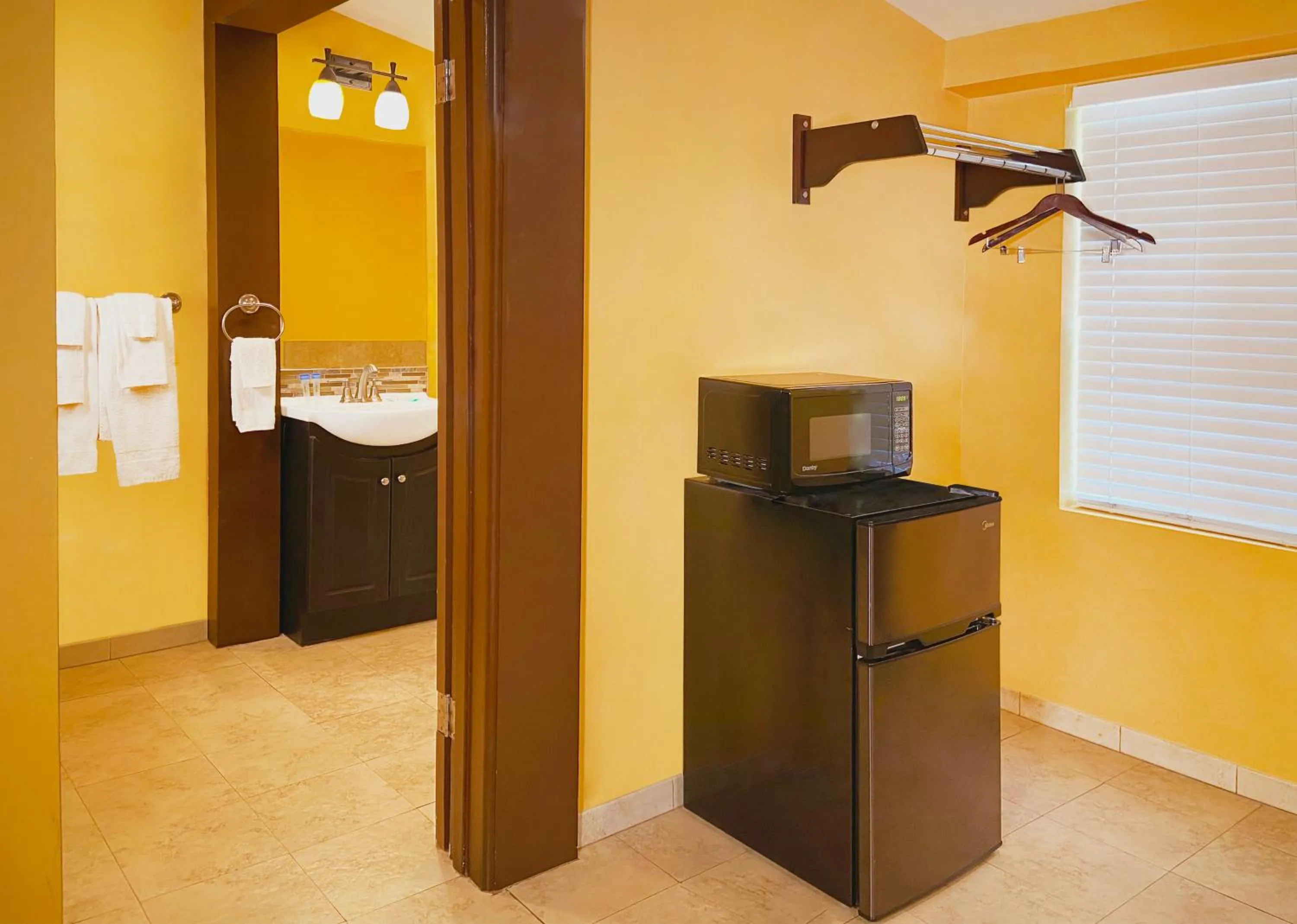 minibar in El Patio Inn - Near Universal Studios Hollywood