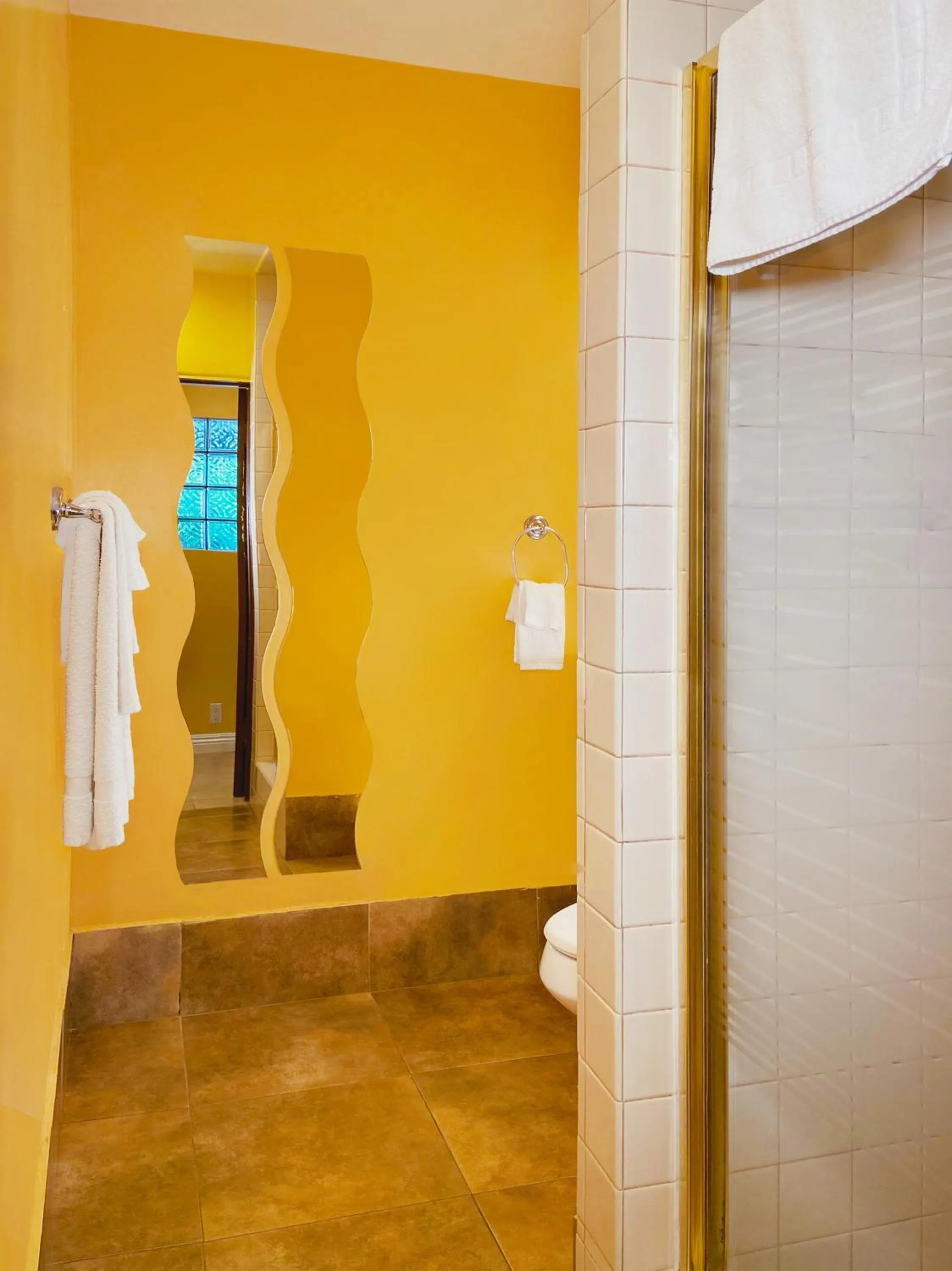 Shower in El Patio Inn - Near Universal Studios Hollywood