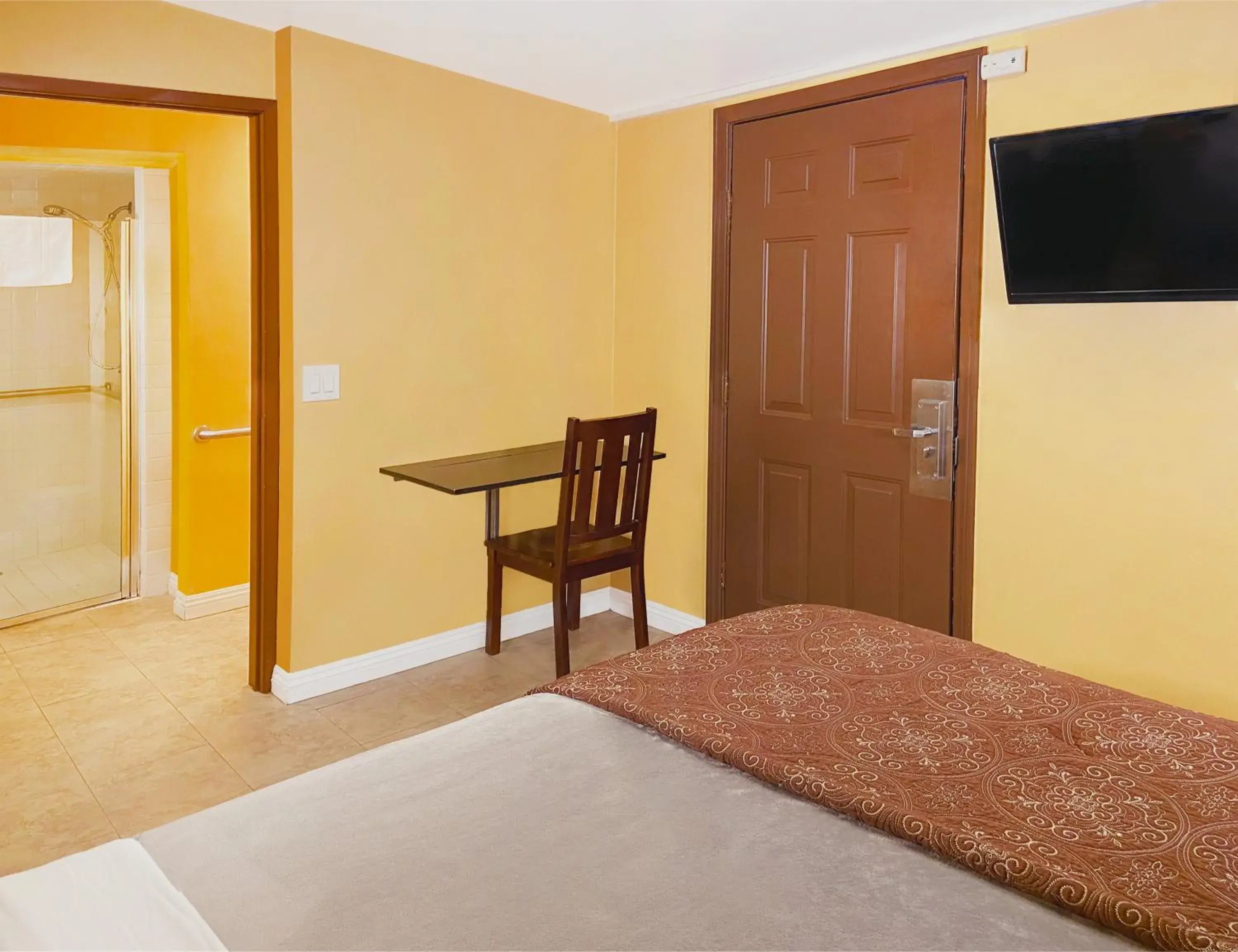 Standard Queen Room in El Patio Inn - Near Universal Studios Hollywood Standard Queen Room in El Patio Inn - Near Universal Studios Hollywood