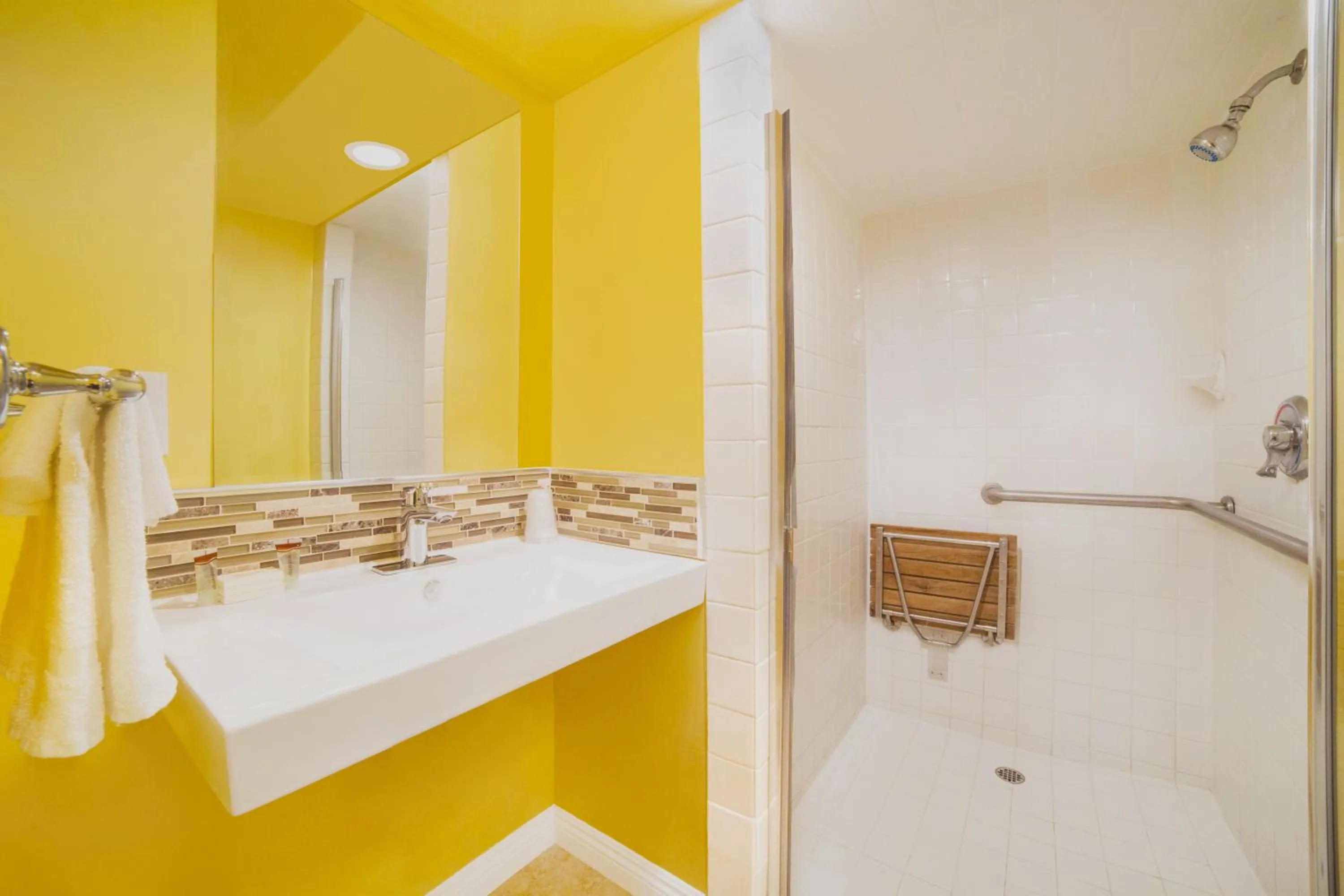 Shower in El Patio Inn - Near Universal Studios Hollywood