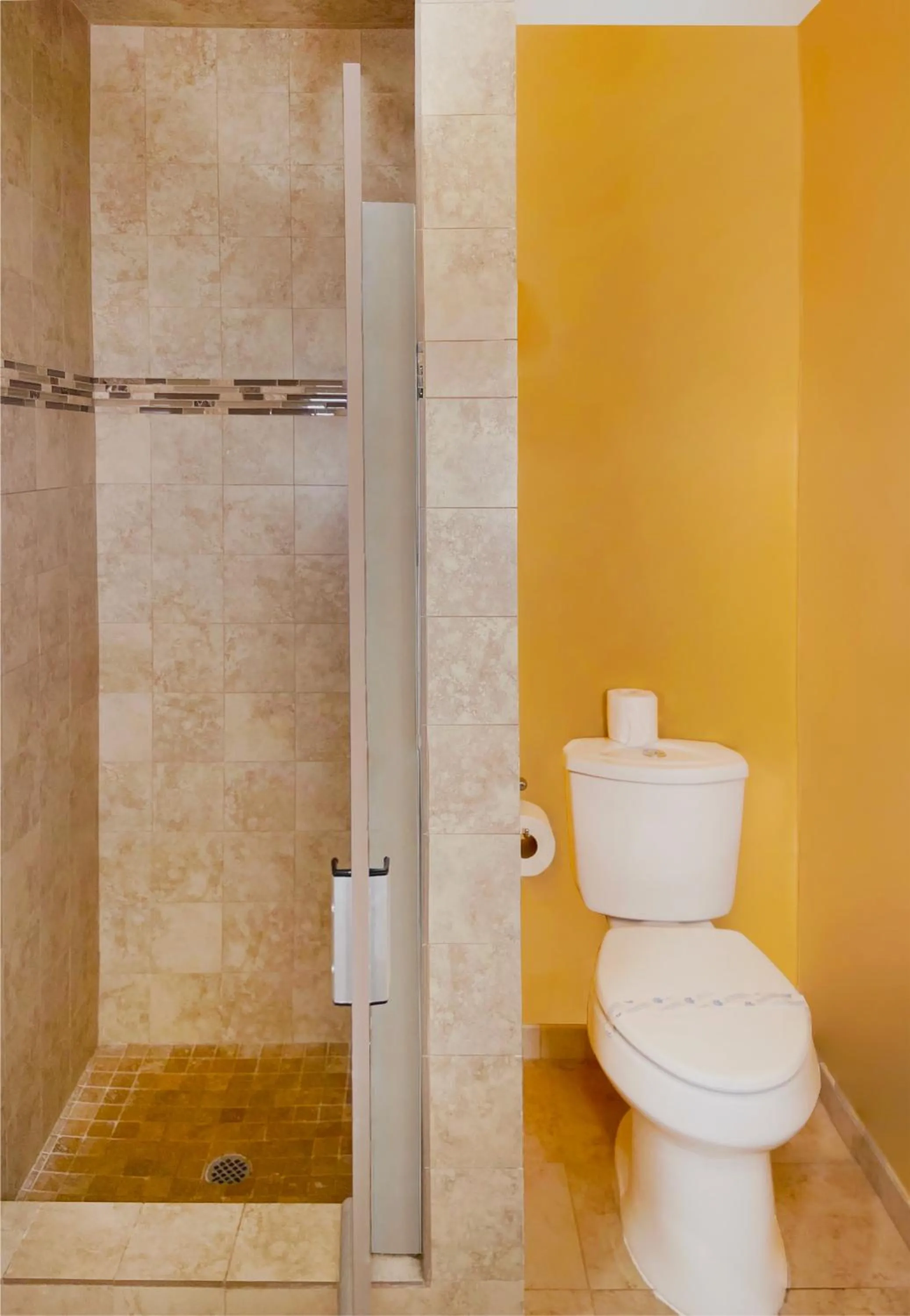 Shower in El Patio Inn - Near Universal Studios Hollywood