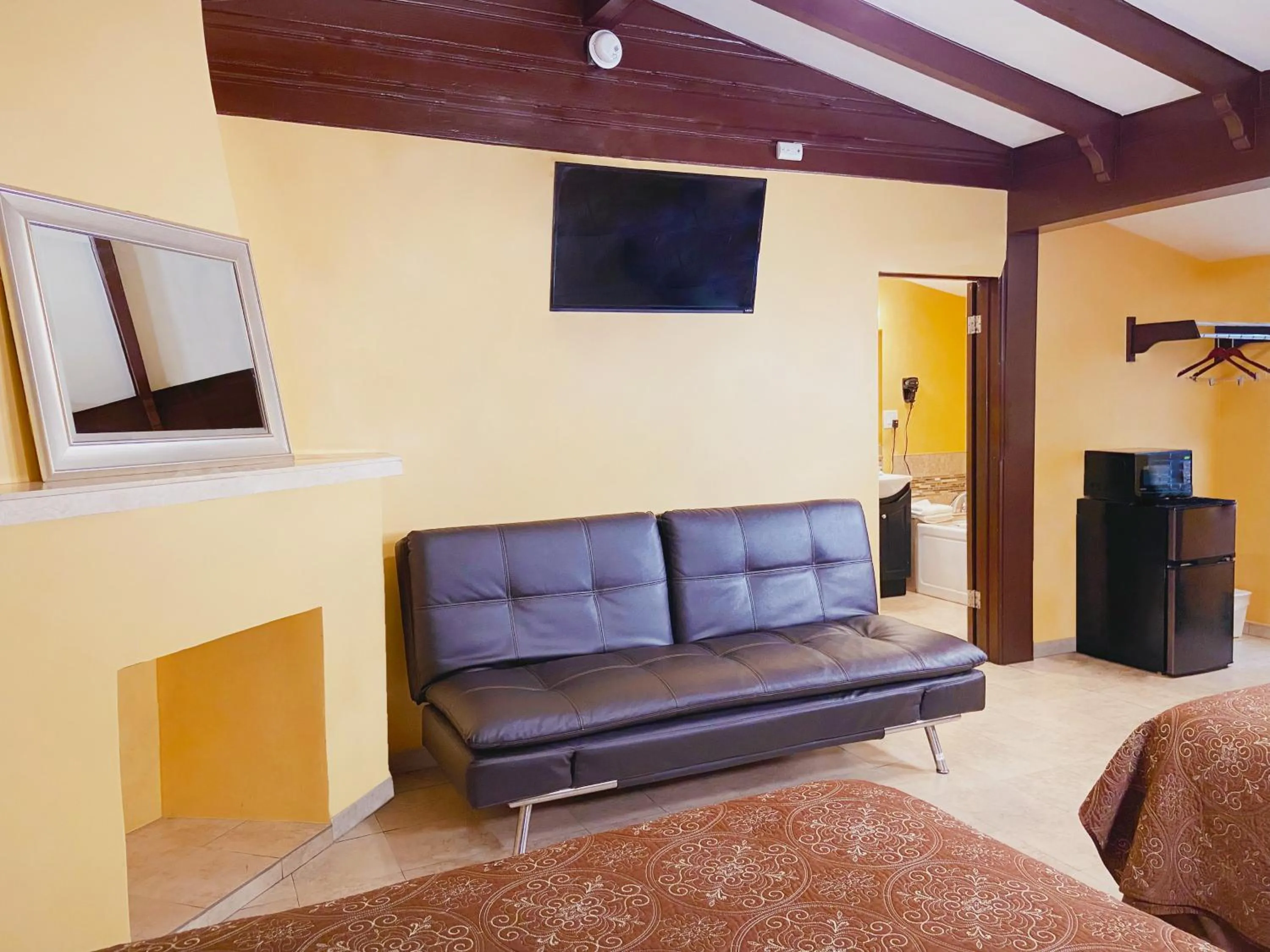 TV and multimedia in El Patio Inn - Near Universal Studios Hollywood