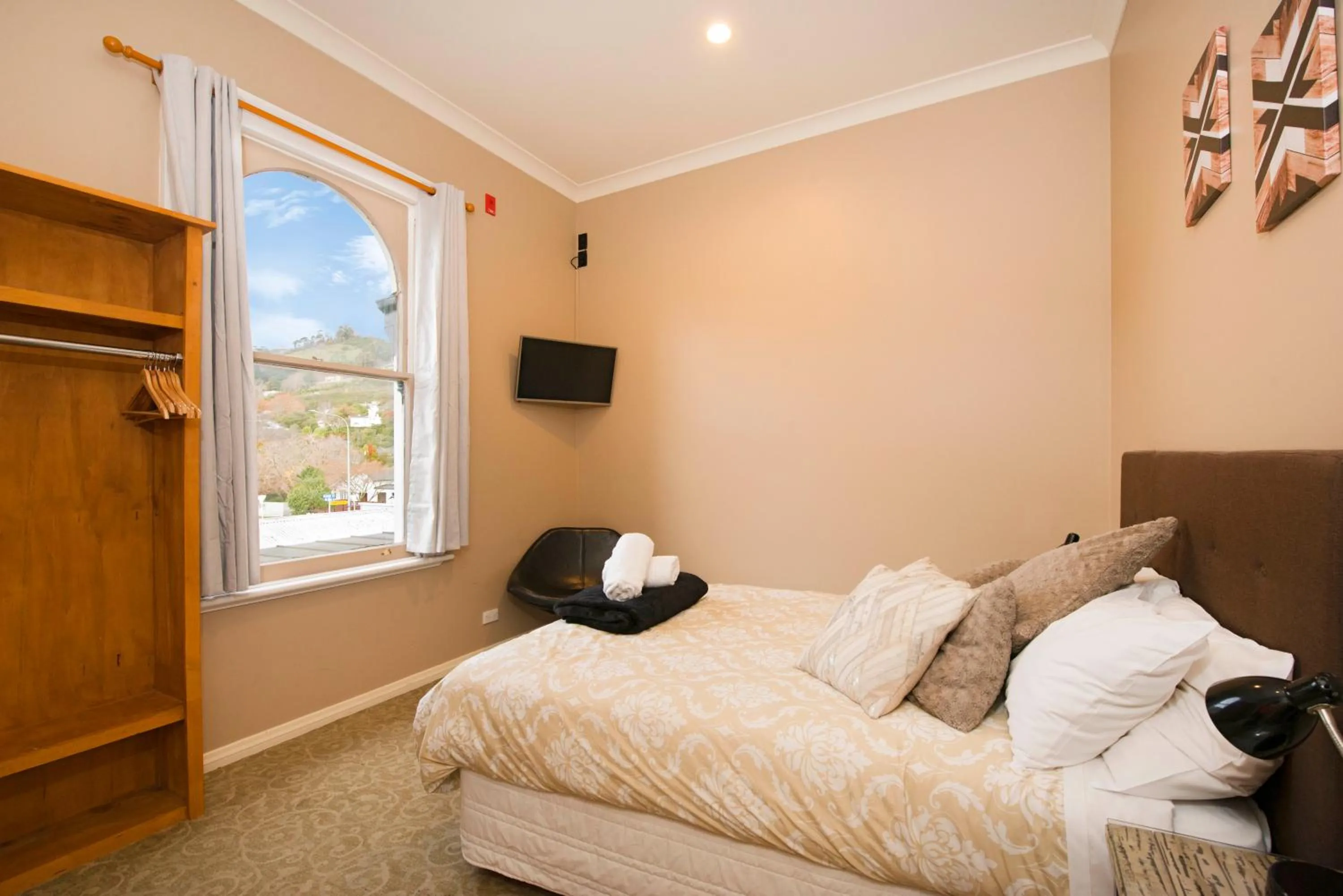 Bed in The Prince Albert Backpackers & Bar