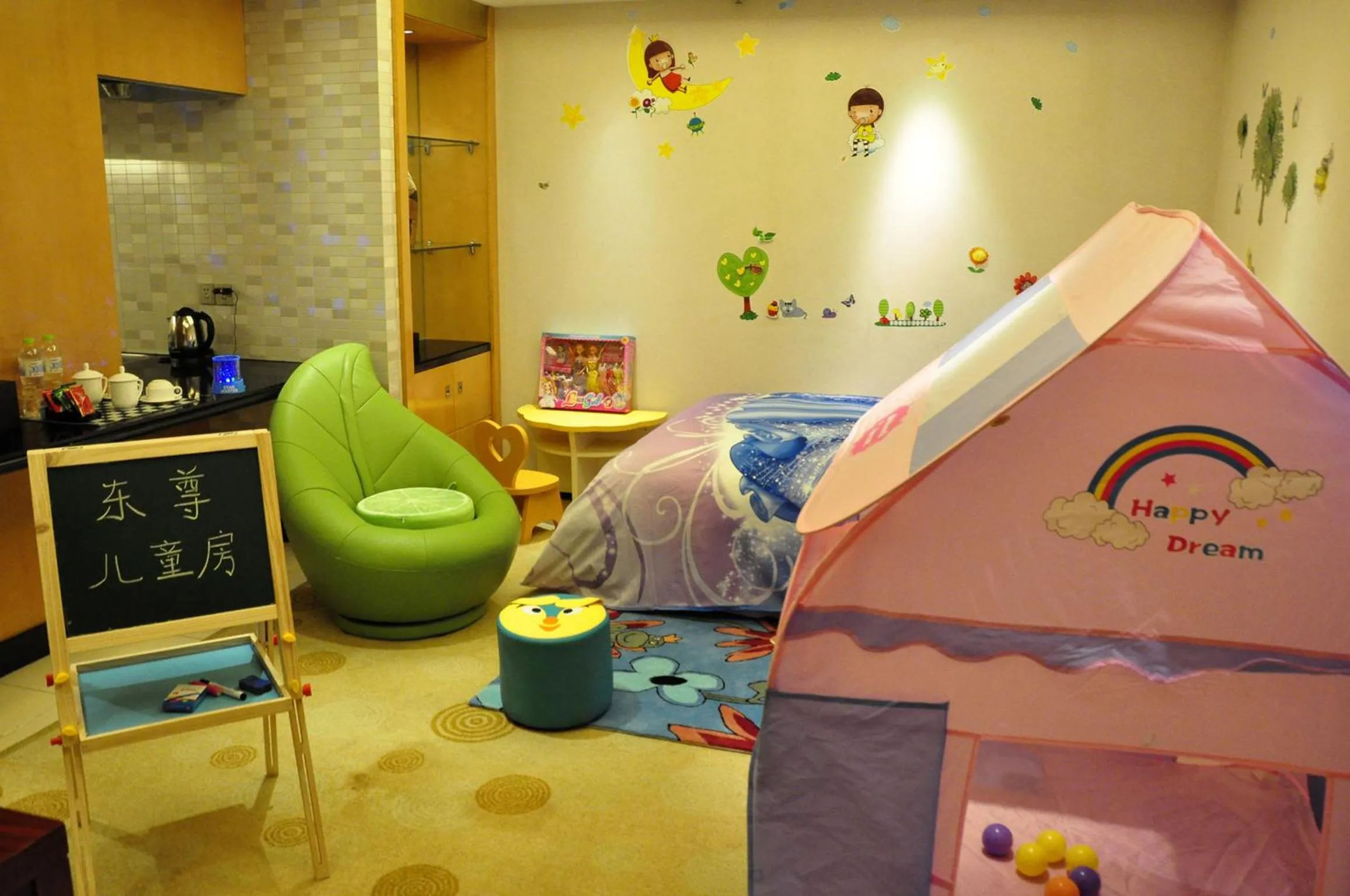 Decorative detail, Bed in Ramada Plaza By Wyndham Taian