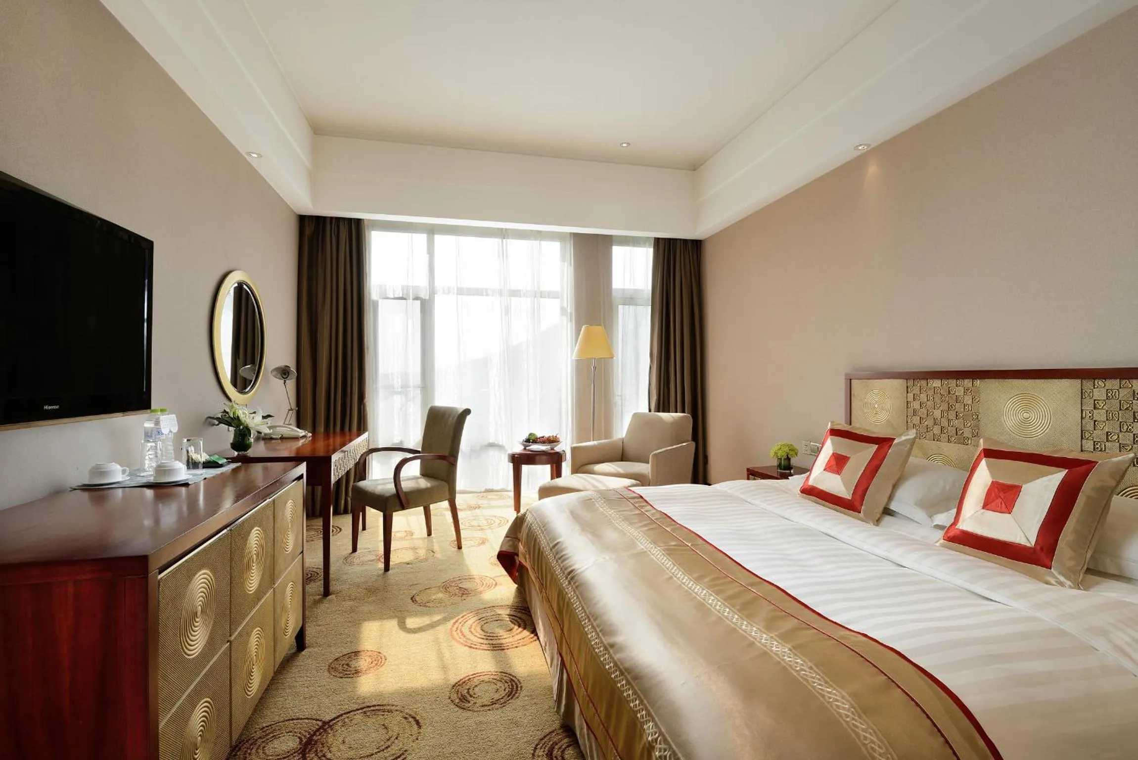 Photo of the whole room, Bed in Ramada Plaza By Wyndham Taian