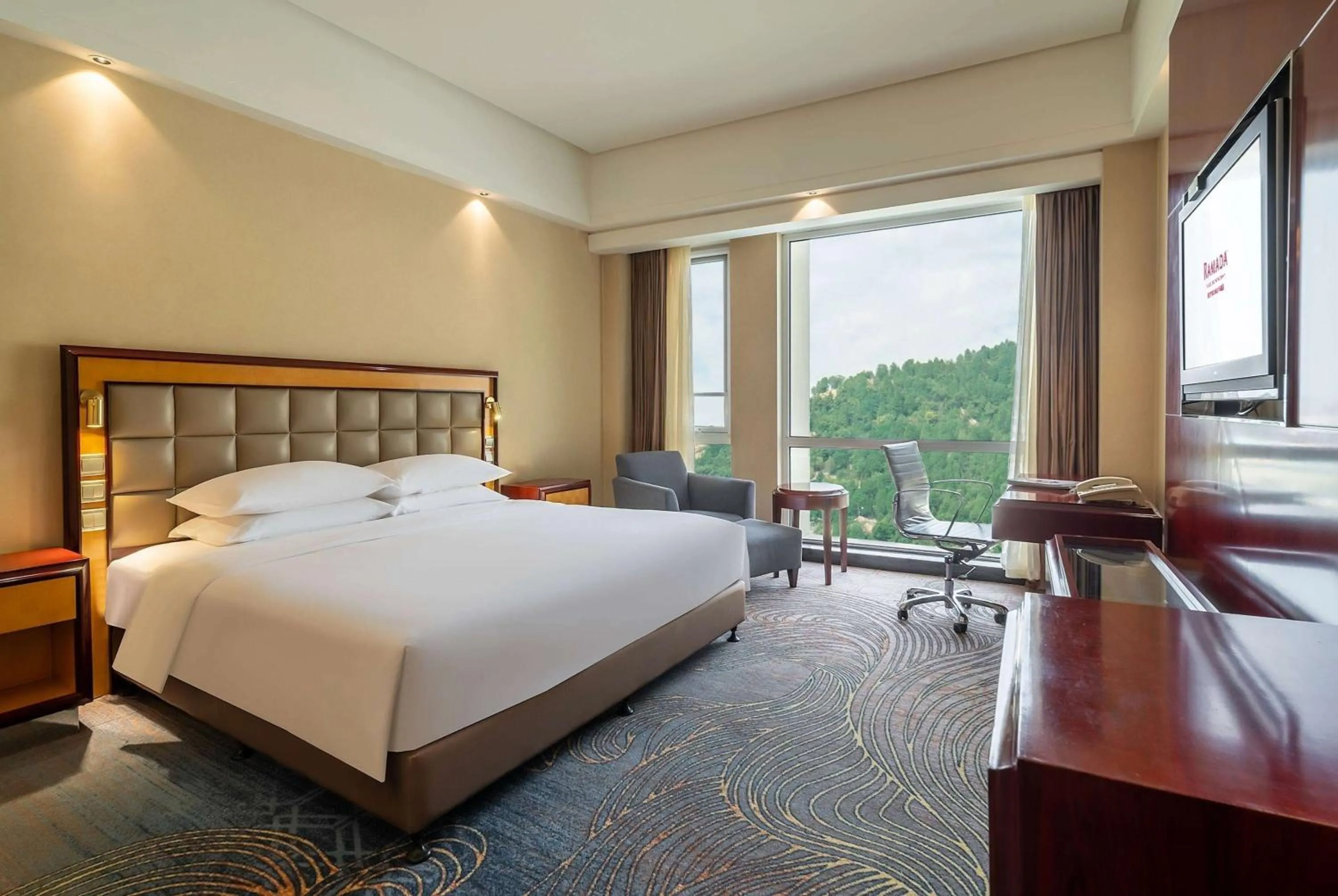 Photo of the whole room, Bed in Ramada Plaza By Wyndham Taian