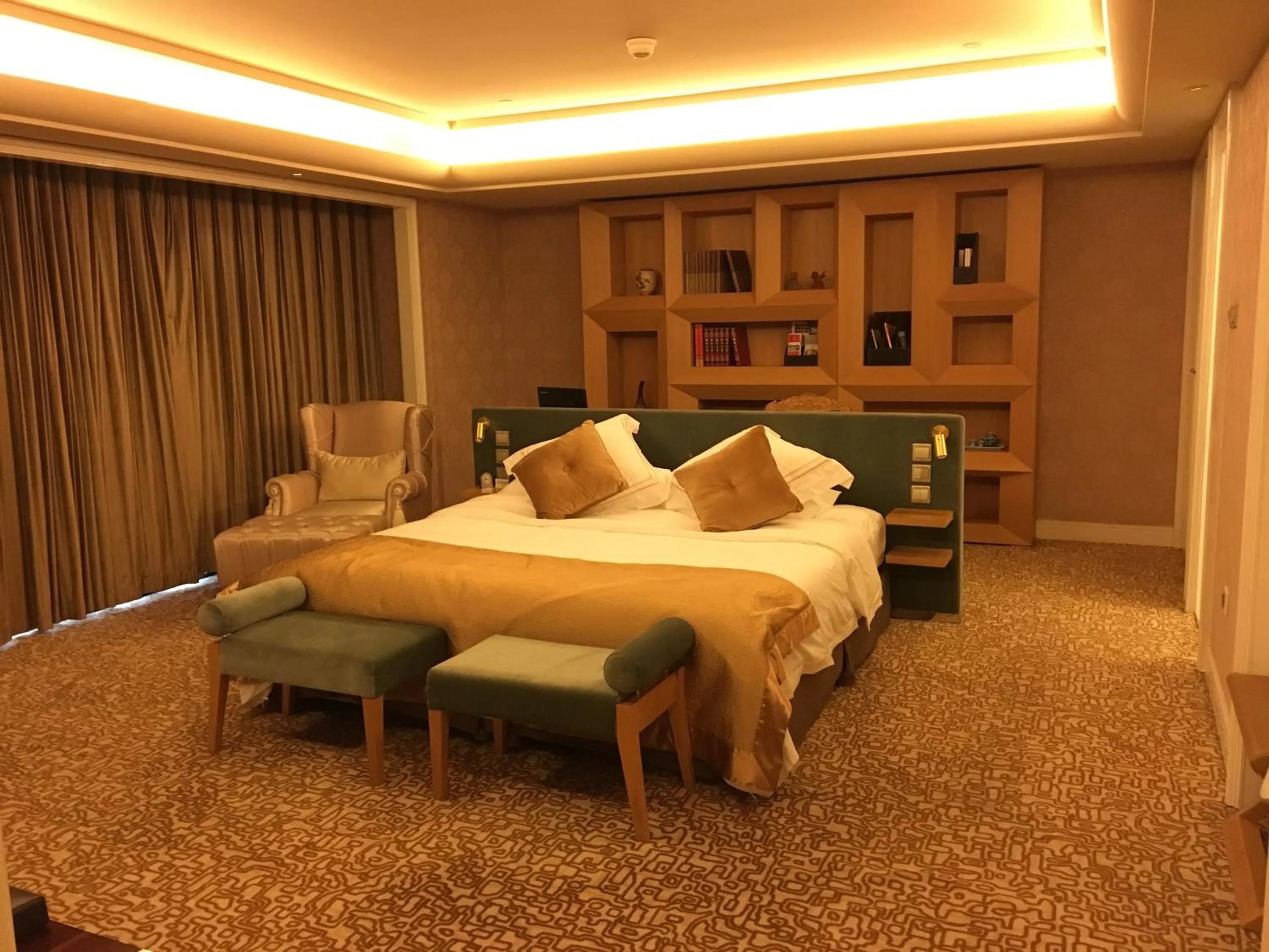 Photo of the whole room, Bed in Ramada Plaza By Wyndham Taian