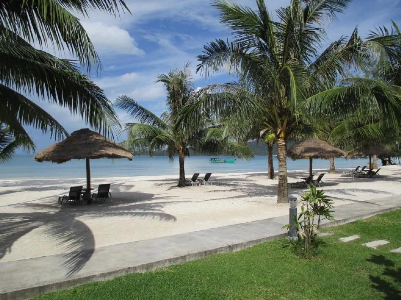 Beach in Saracen Bay Resort
