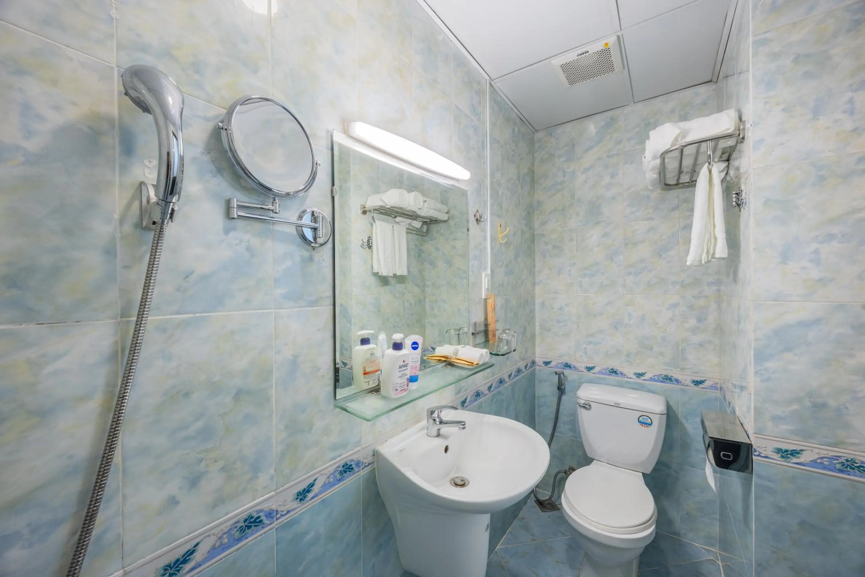 Shower in A25 Hotel - 22 Nguyễn Cư Trinh