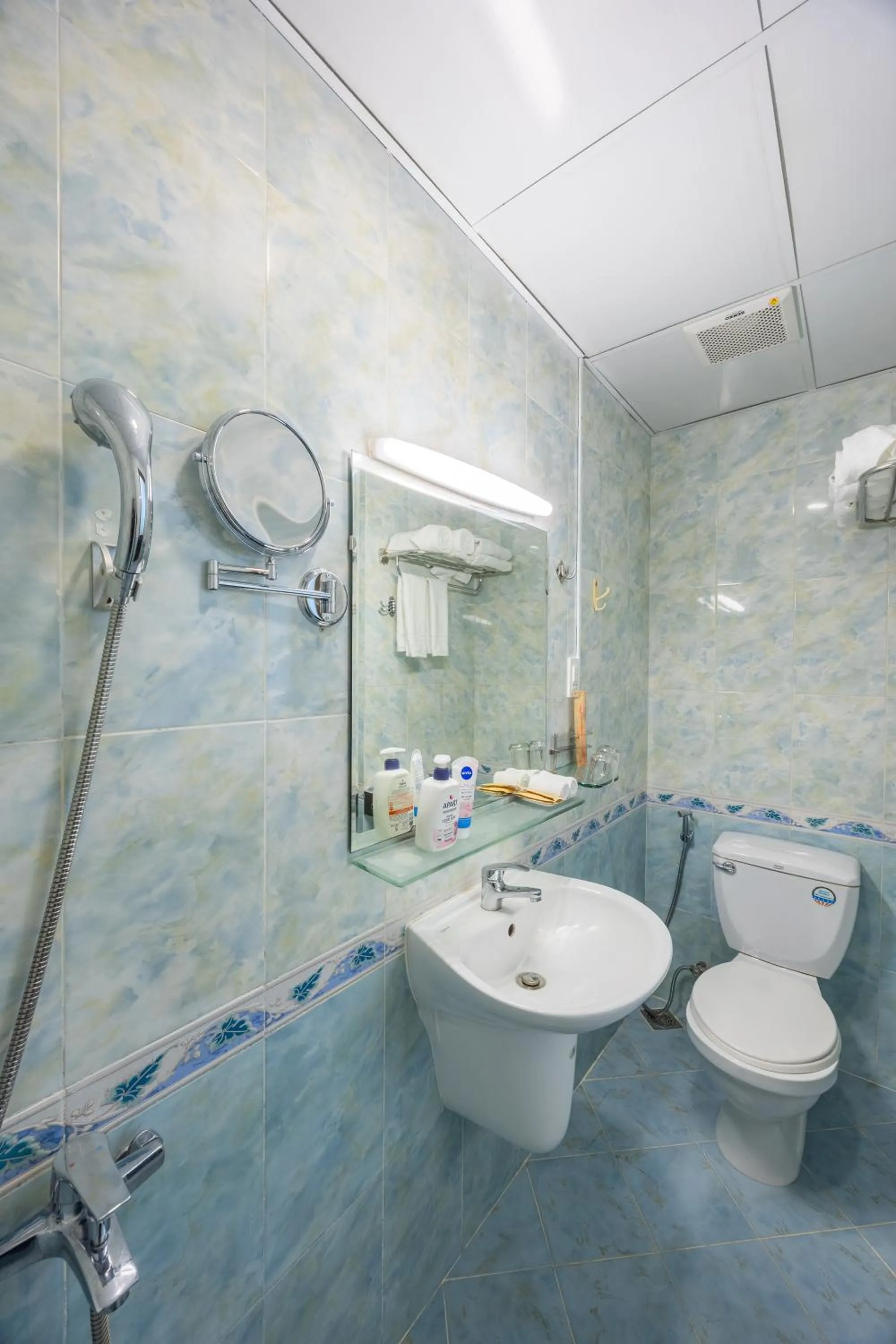 Shower in A25 Hotel - 22 Nguyễn Cư Trinh